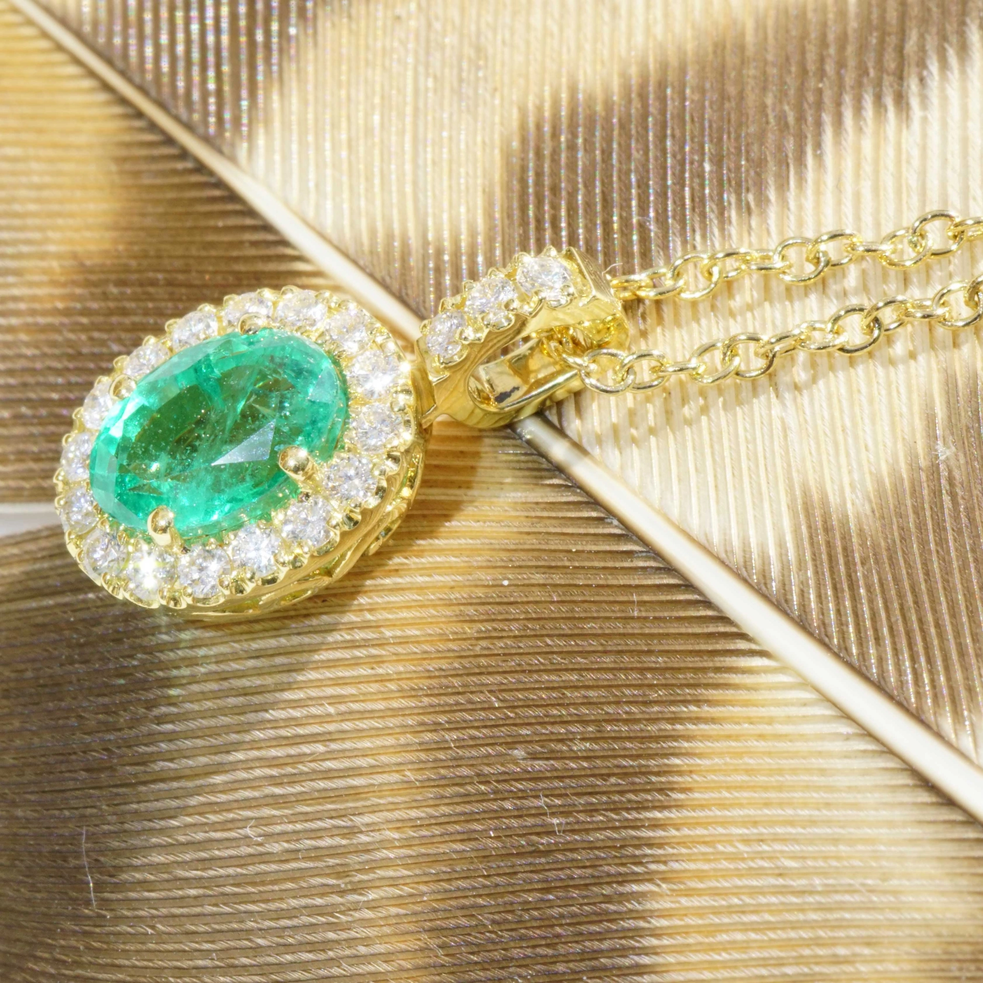 Top Emerald Brilliant Pendant with Chain 18 kt Yellow Gold 0.90 ct AAA+