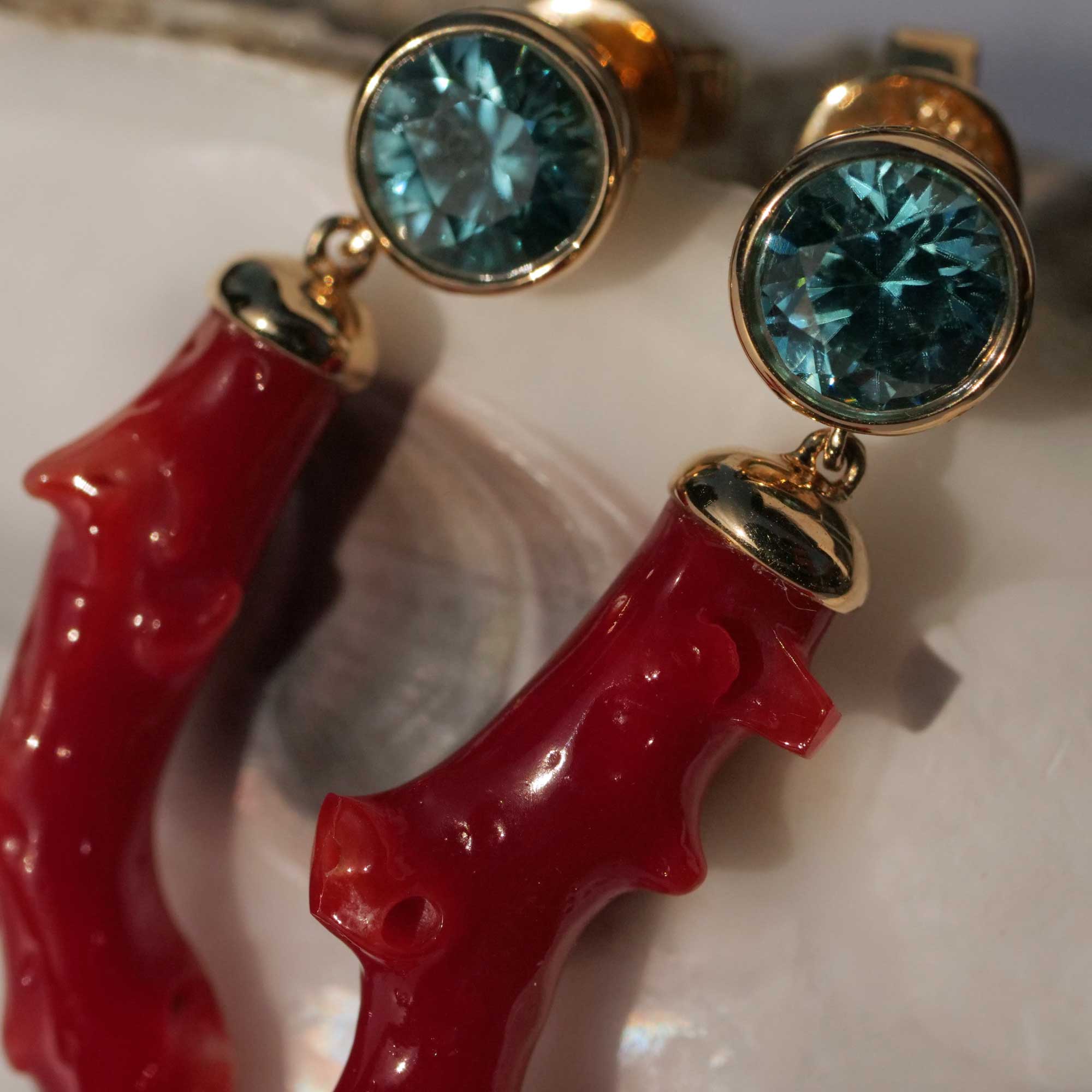 Korall Ast  Blau Zirkon Ohrhänger 585er Gelbgold...Eintauchen in die Welt der Meere 2.35 ct 20 ct 