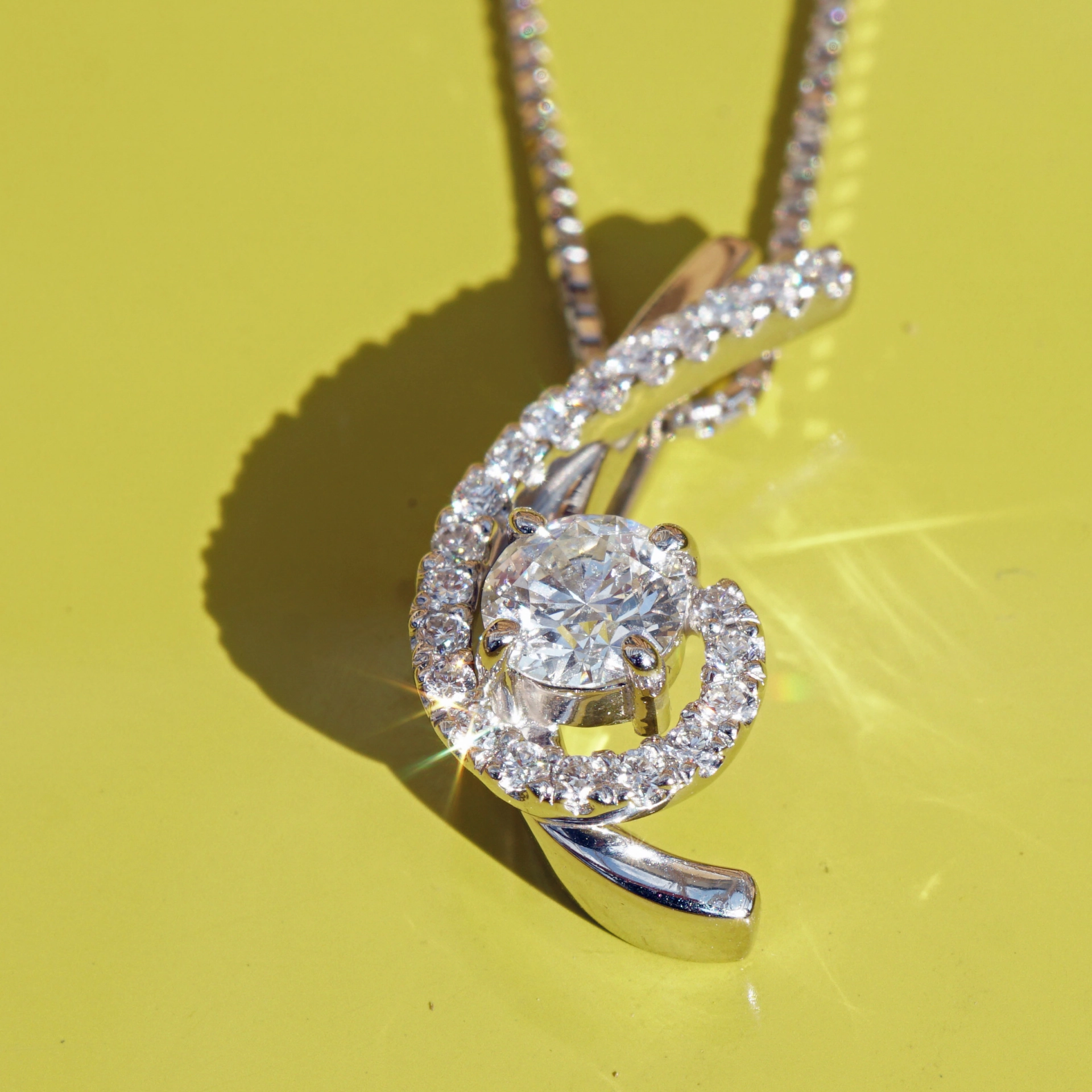 Brilliant Pendant with Chain 0.318 ct 0.14 ct W SI 18.5 x 8 mm 900 Platinum
