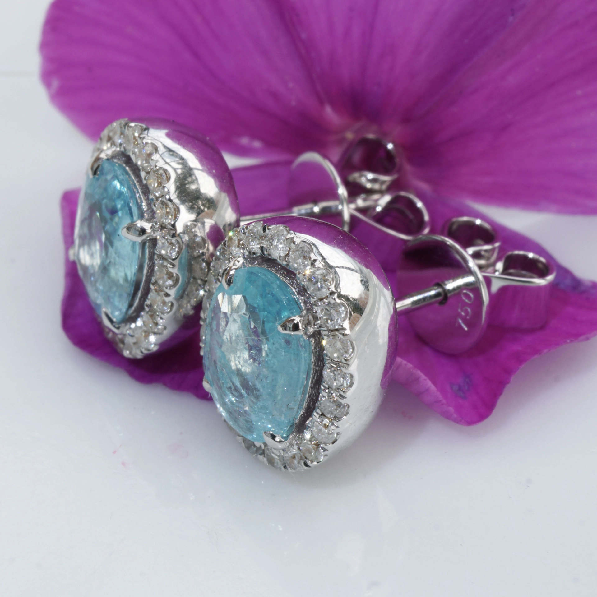 Paraiba Tourmaline Earstuds AAA 18 kt White Gold with Brilliants