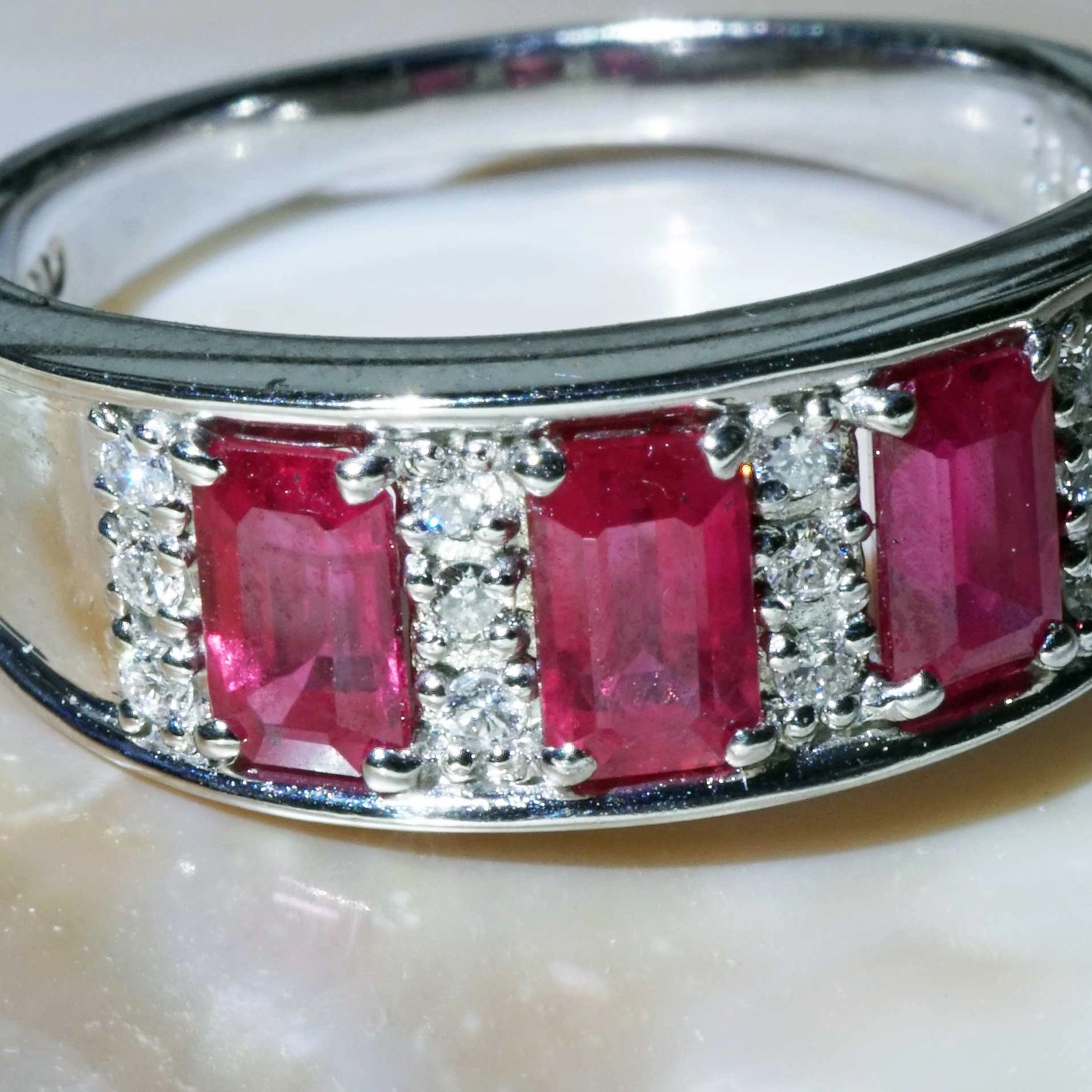 SON03521-Rubin-Brillant-Ring-900er-Platin-1-16-0-10-ct-im-interessanten-Emeraldcut-grandiose-Farbe Ruby Diamond Ring 900 Platinum 1.16 0.10 ct in interesting Emerald Cut magnificent Colour