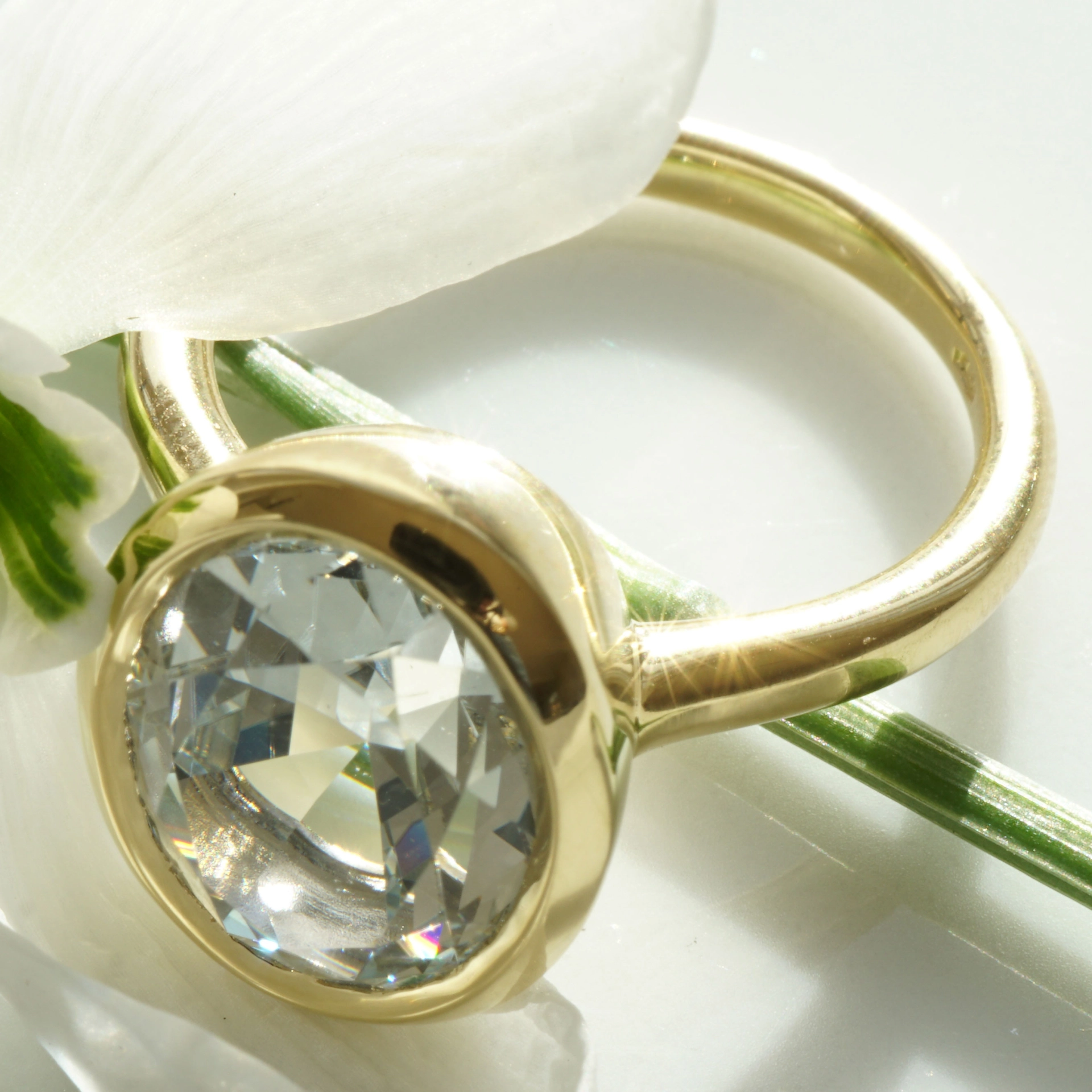 Goshenite beryl ring 4.82 ct, 750 yellow gold Mozambique ... colorless pure form