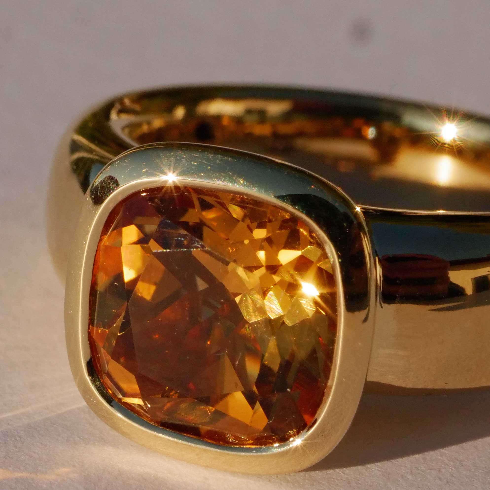 Citrin Ring 750 Yellow Gold Valenza..... bella Italia.... small Cardinal Ring... so trendy 