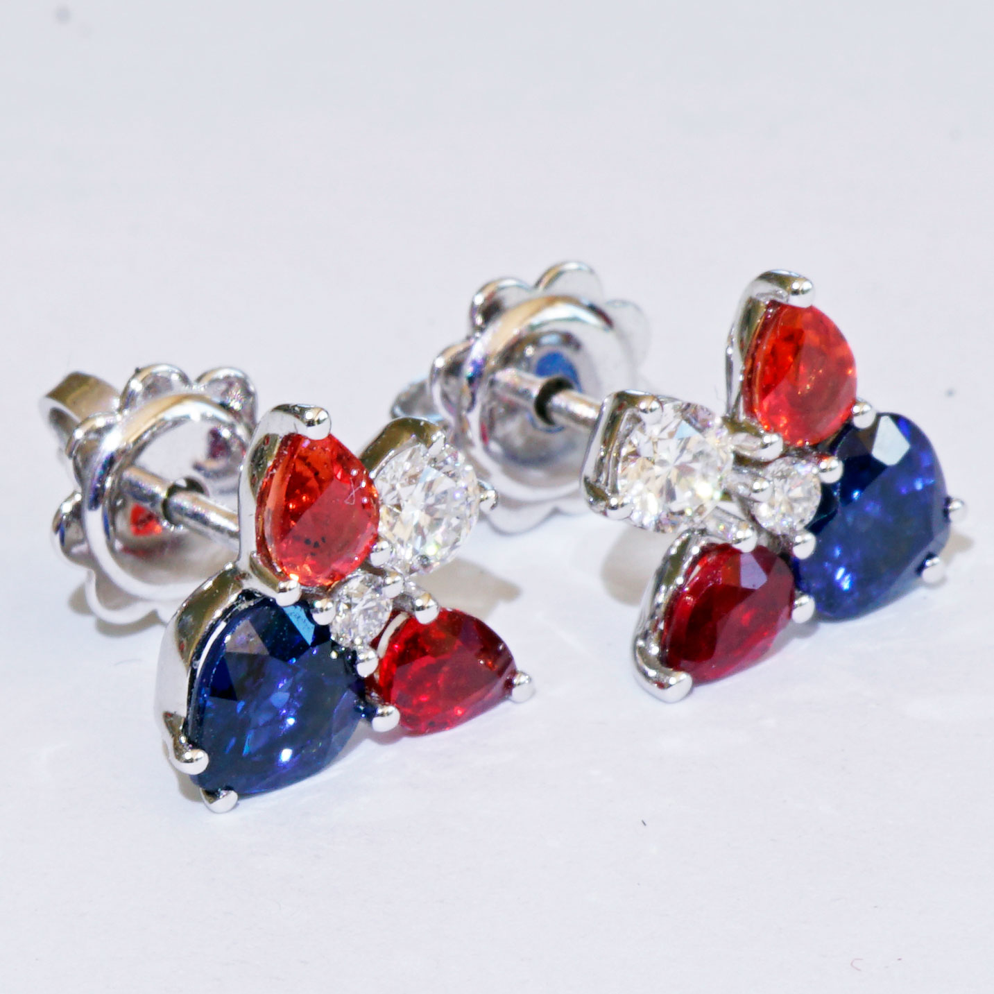 Saphire Diamond Earsticks 18 kt Whitegold...Four Colors create a high Color Tension