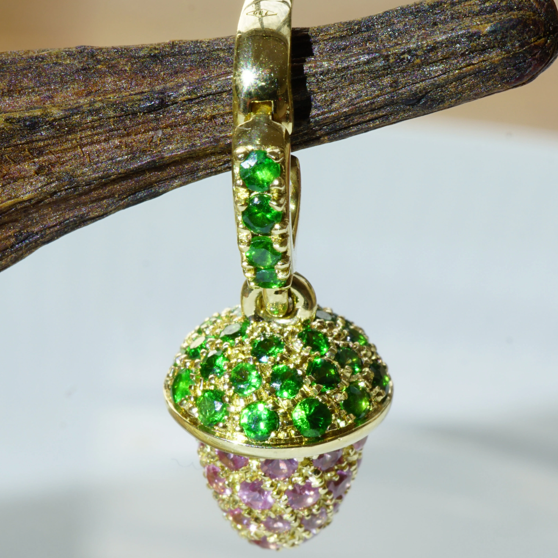 Tsavorithe Saphire Drop Pendant 18 kt Yellowgold.......sooo cute