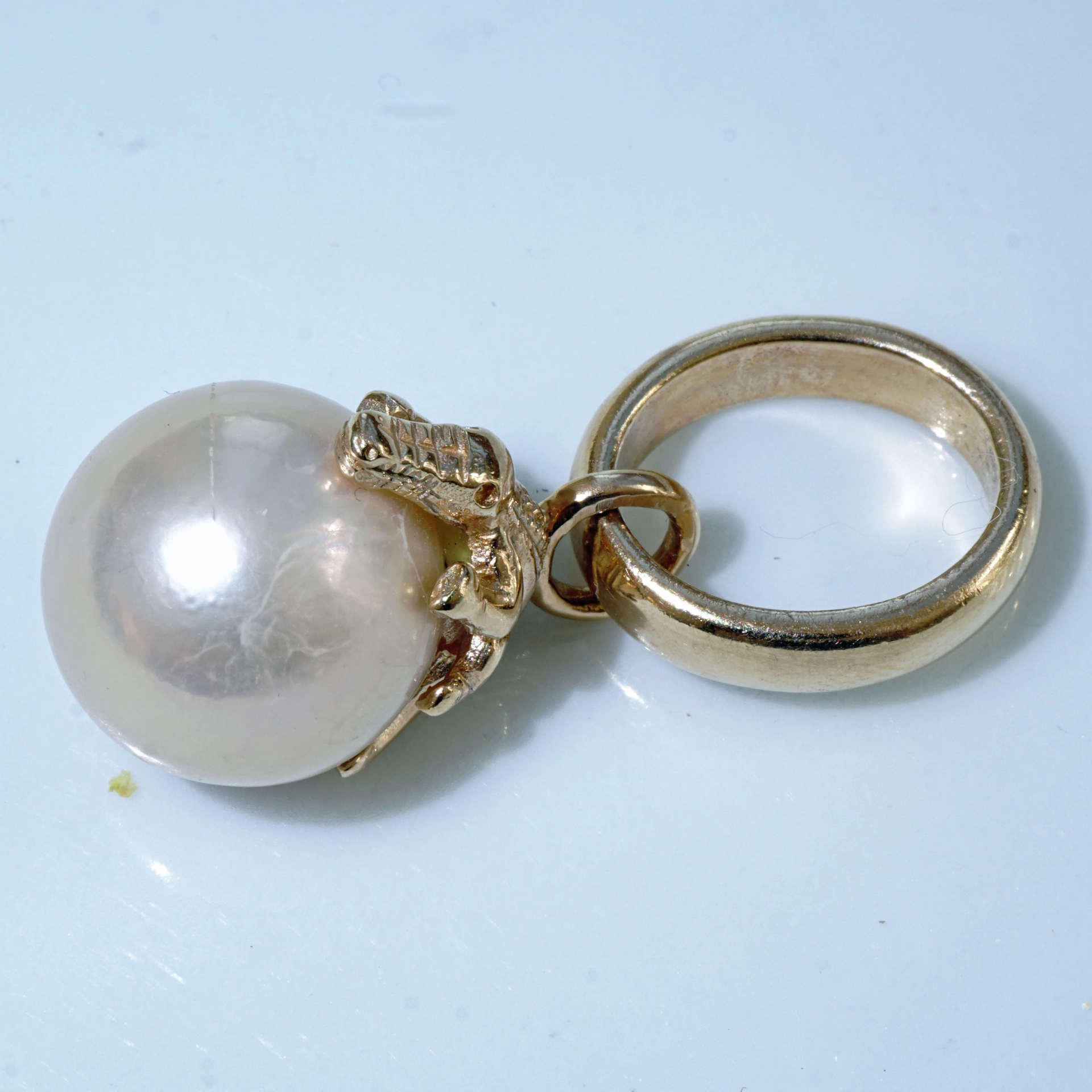 The best Silver Jewelery forever....Pendant Crocs Pearl