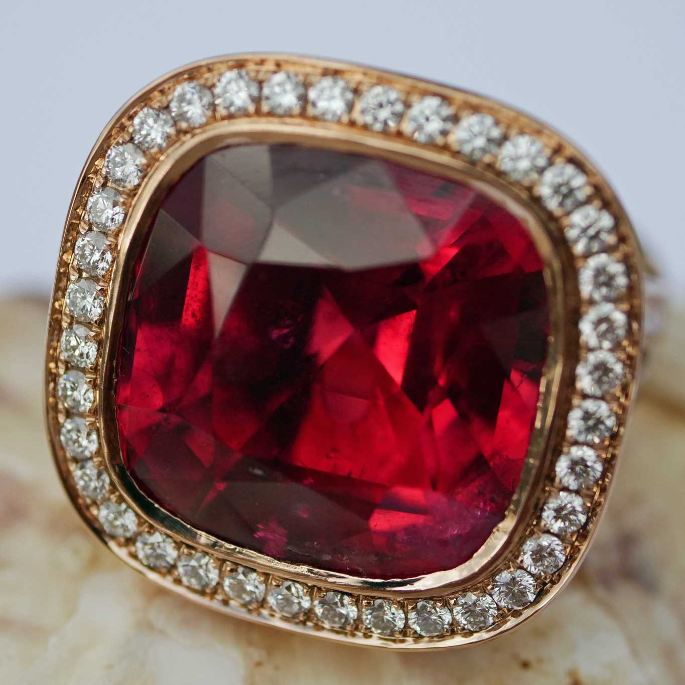 Rare Rubellite Brilliant Ring from Afghanistan 23.10 ct red-pink Exception of Luminosity AAA+