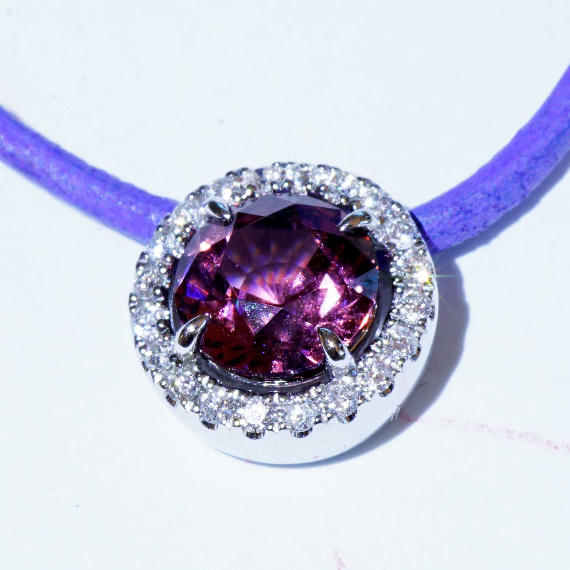 Spinel Brilliant Pendant 1.50 ct 0.14 ct TW VS..natural Color pink-violet-aubergine 18kt White Gold