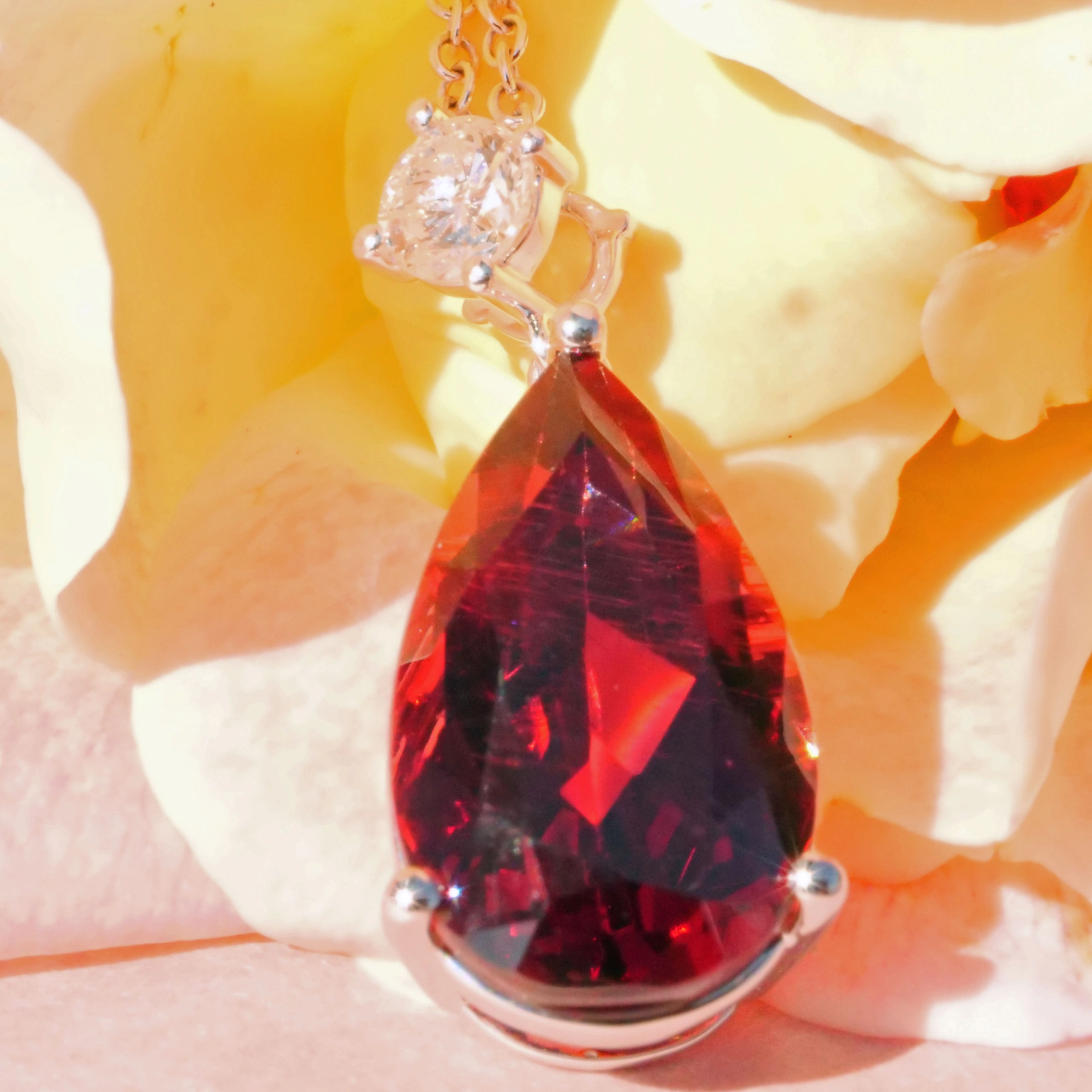 Rhodolite Diamond Pendant with IGI Certifikate....what kind of red