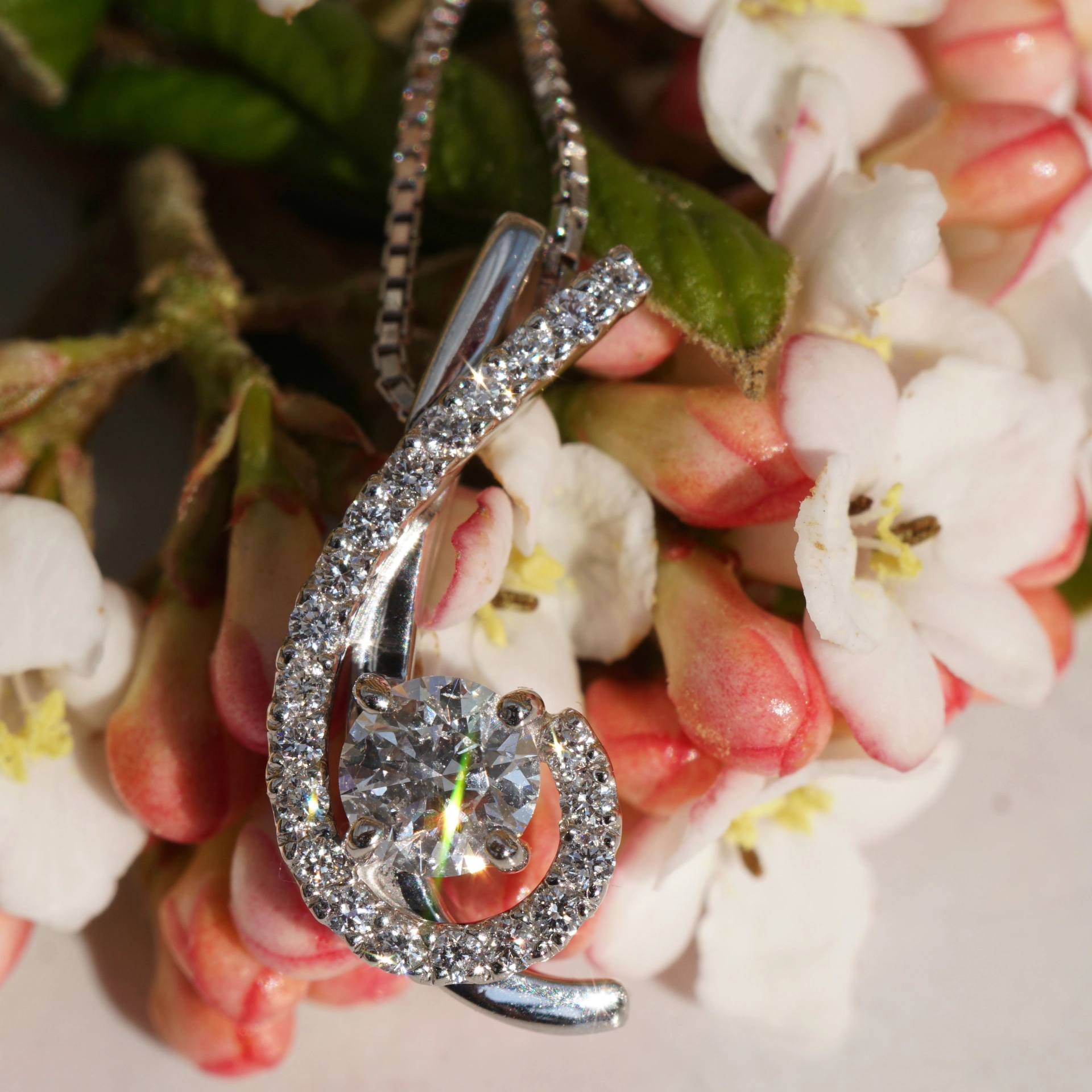 Brilliant Pendant with Chain 0.318 ct 0.14 ct W SI 18.5 x 8 mm 900 Platinum