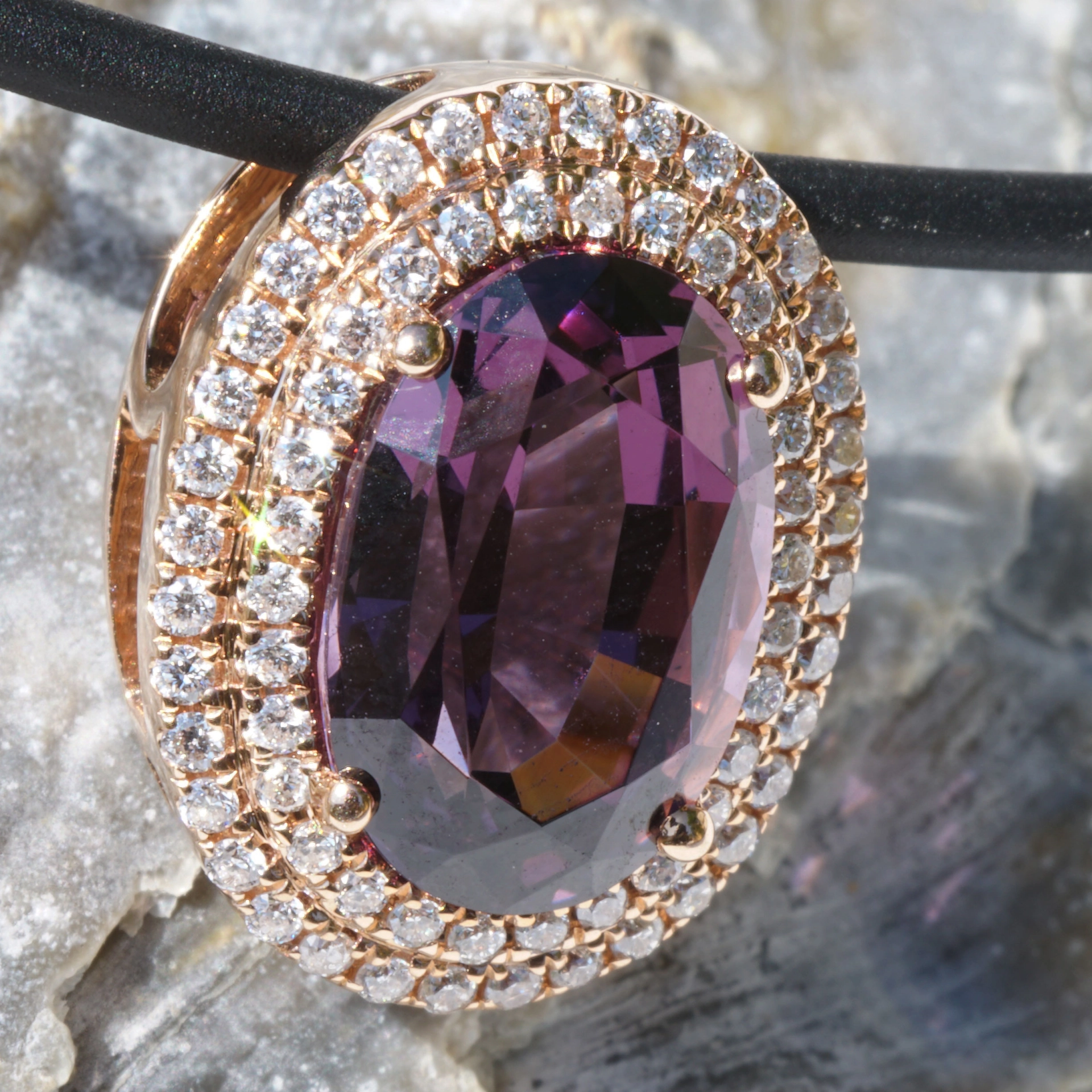 Spinel with unseen color from Tansania...3.86 ct huge seize