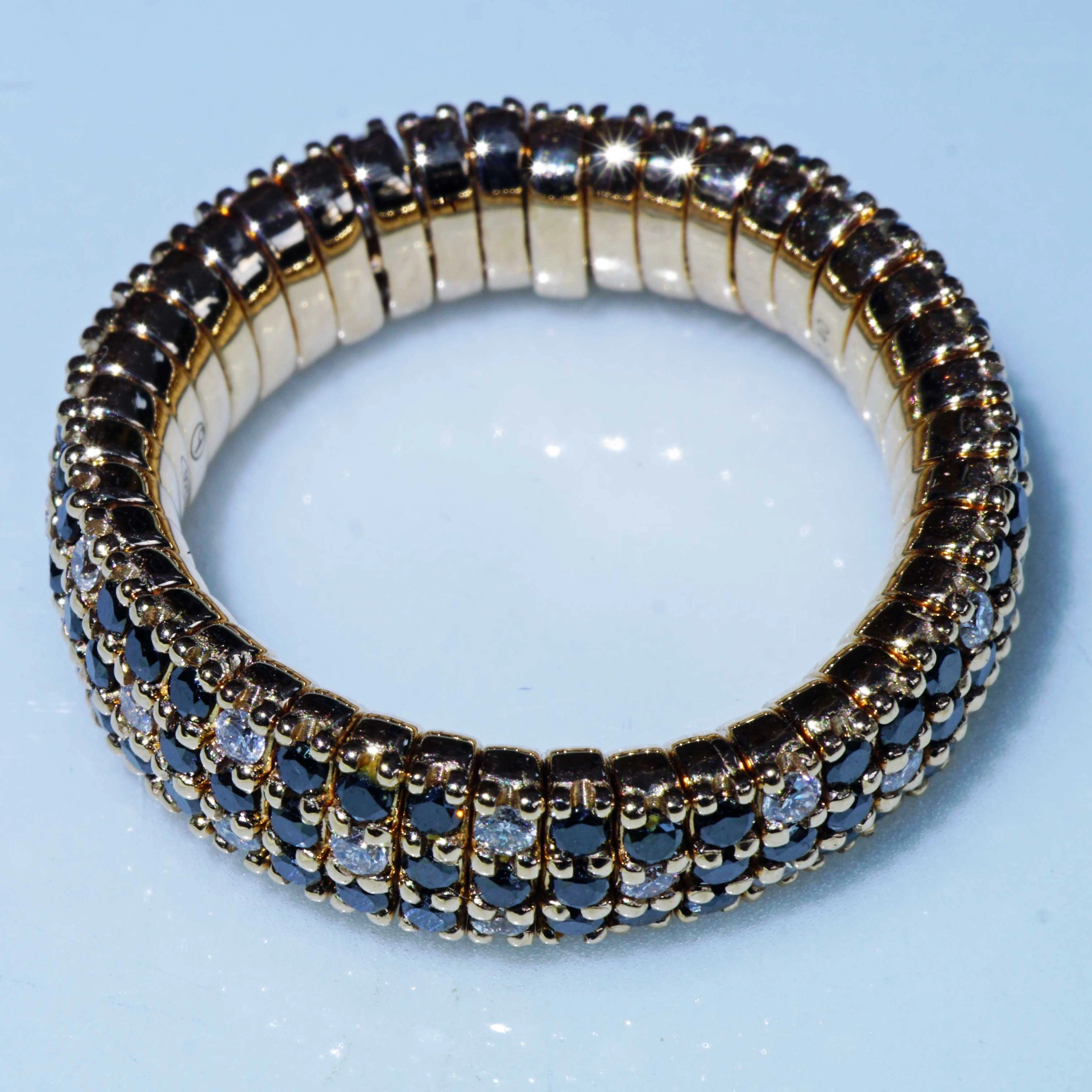 Brilliant Memory Ring Magic flexibel black-white 18 kt Rosegold..ingenious and simple