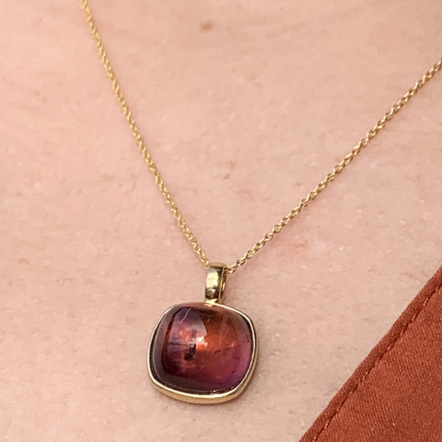 Turmalin Anhänger 750er Gelbgold 10.29 ct  AAA+ HIBISKUSROT Cabochon im Antikschliff
