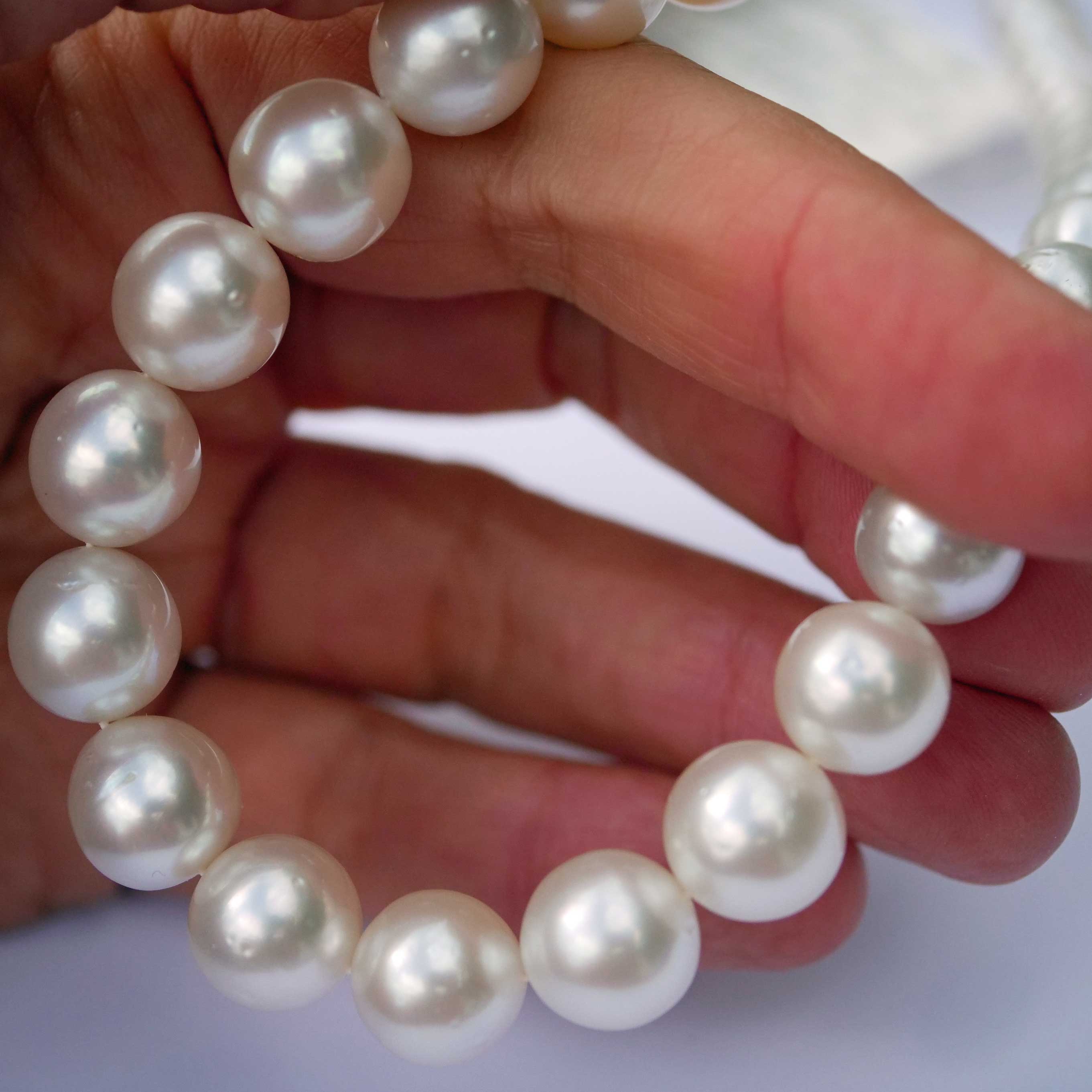 SOUTH SEA Cultured Pearl Strand white AAA+ FINE Luster round 11.9 x 9.0 mm elegant classic
