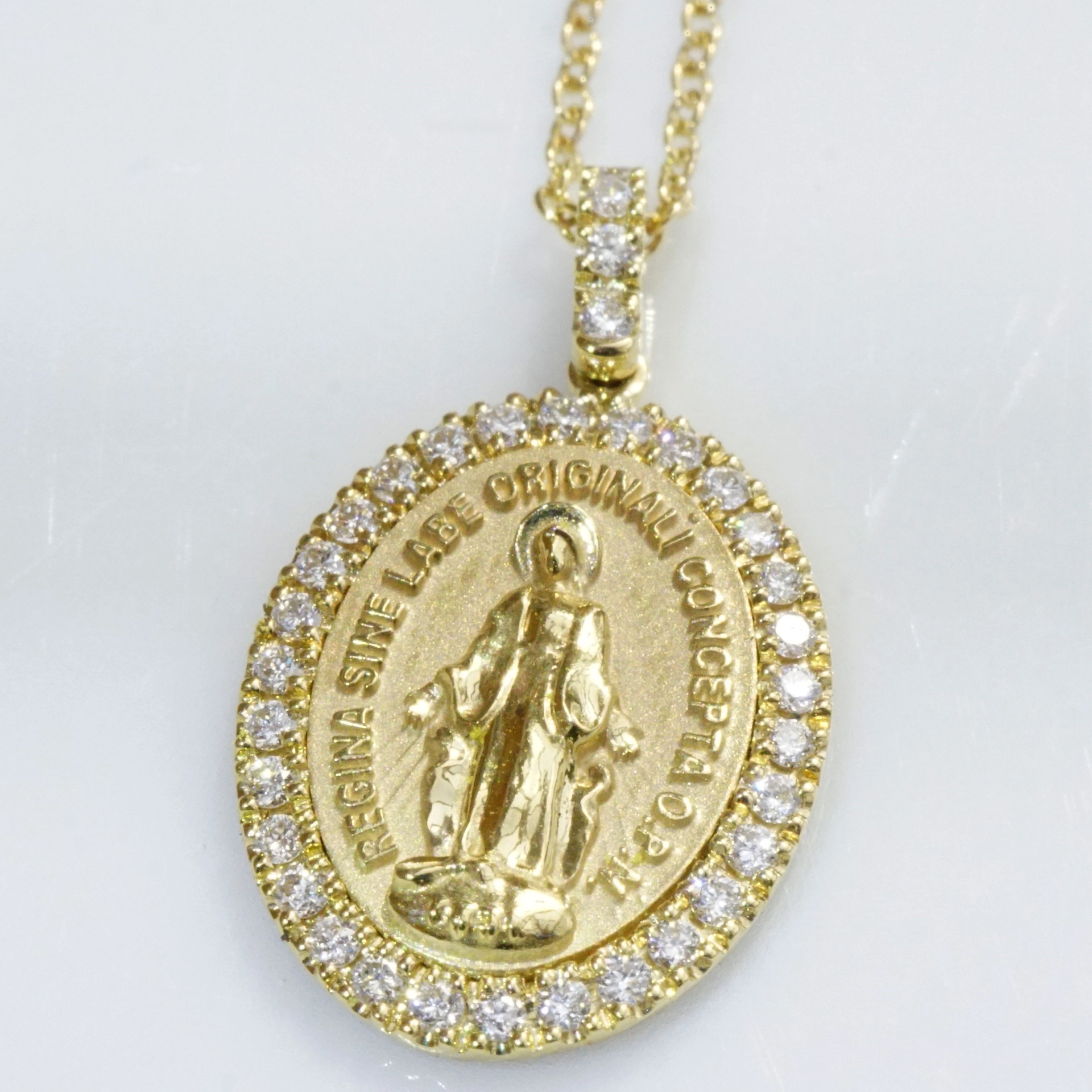 Sweet Madonna Pendant made in Italy, perfectly set in 750 Rose Gold 0.21 ct TW VS