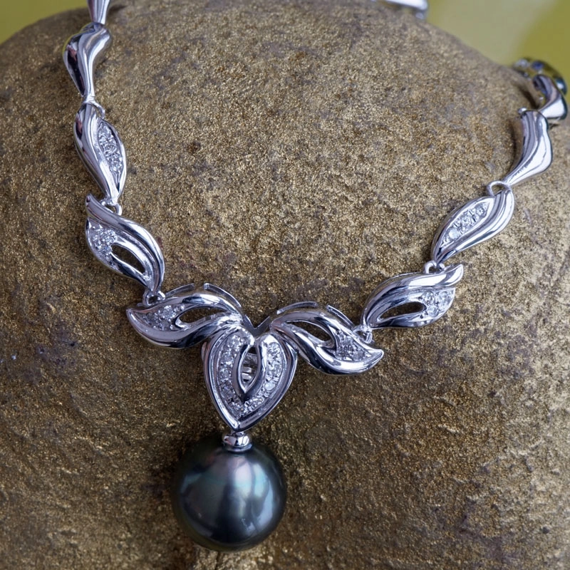 Tahiti-Zuchtperl-Collier-750er-Weißgold-0.28 ct Brillanten