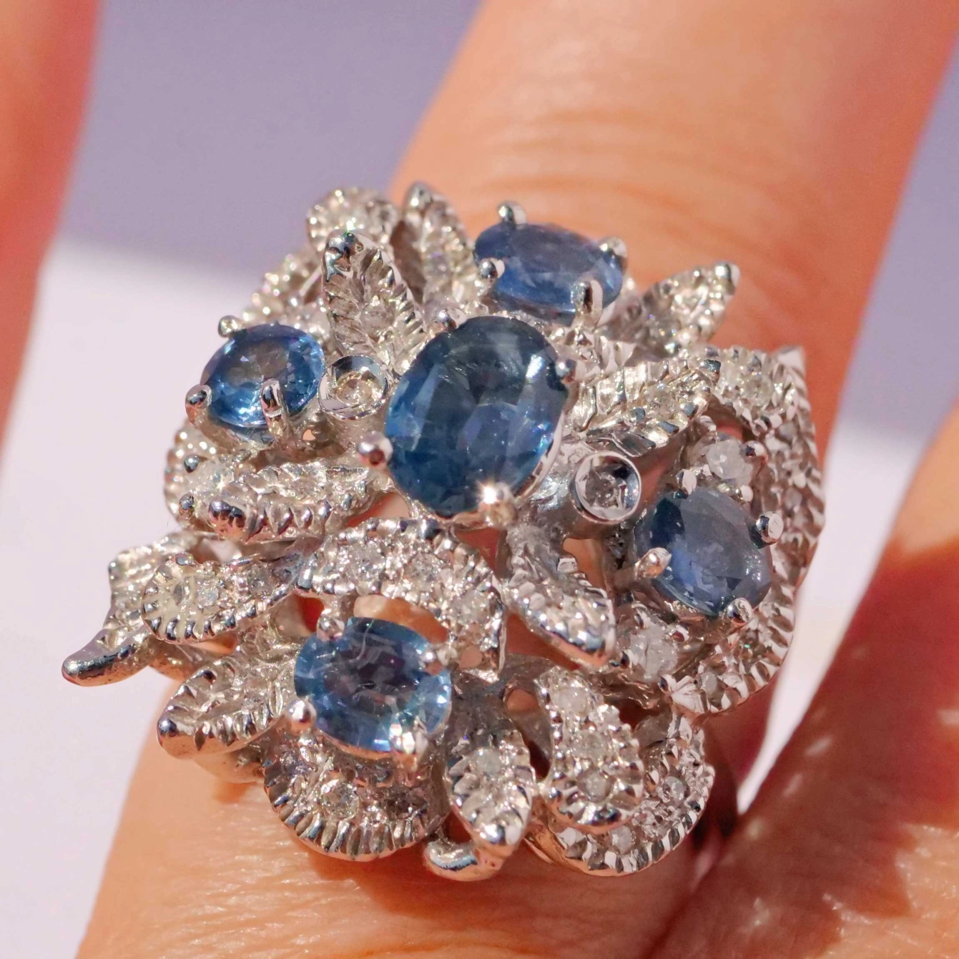 Representative Sapphire Diamond Ring of a special kind 18 kt White Gold 21 x 21 mm