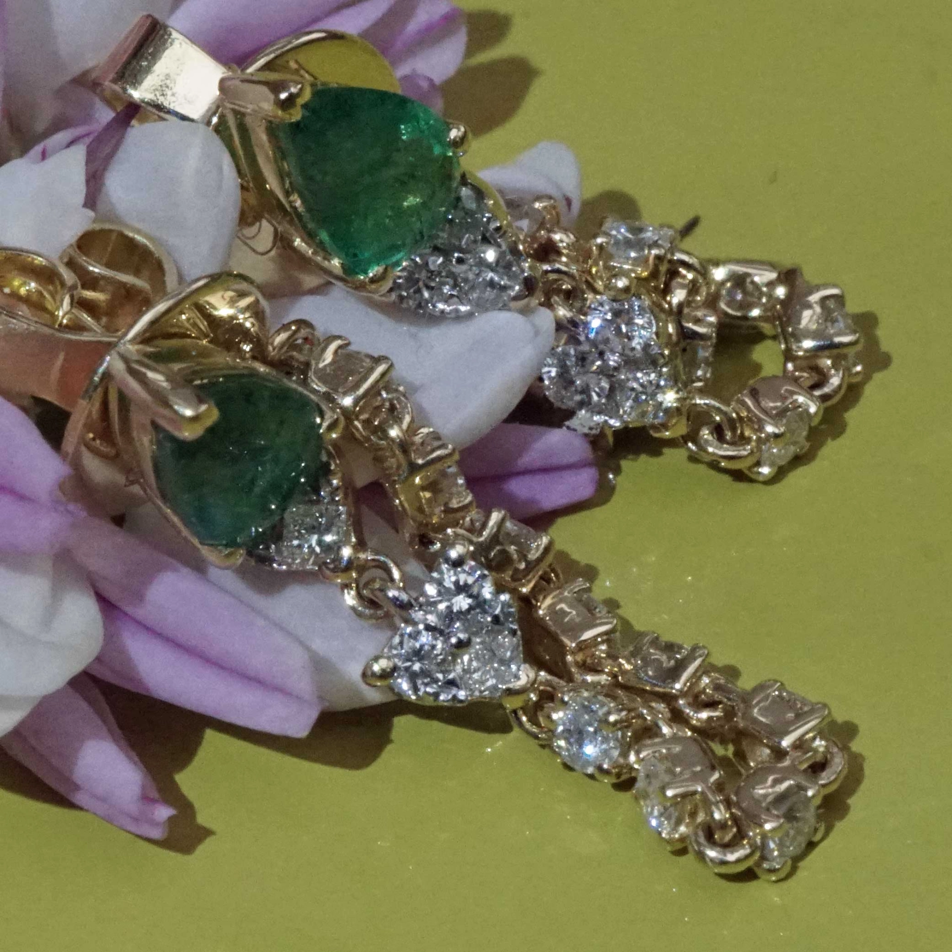 Emerald Brilliant Earring Studs 18 kt Yellow Gold...Chain Style very trendy