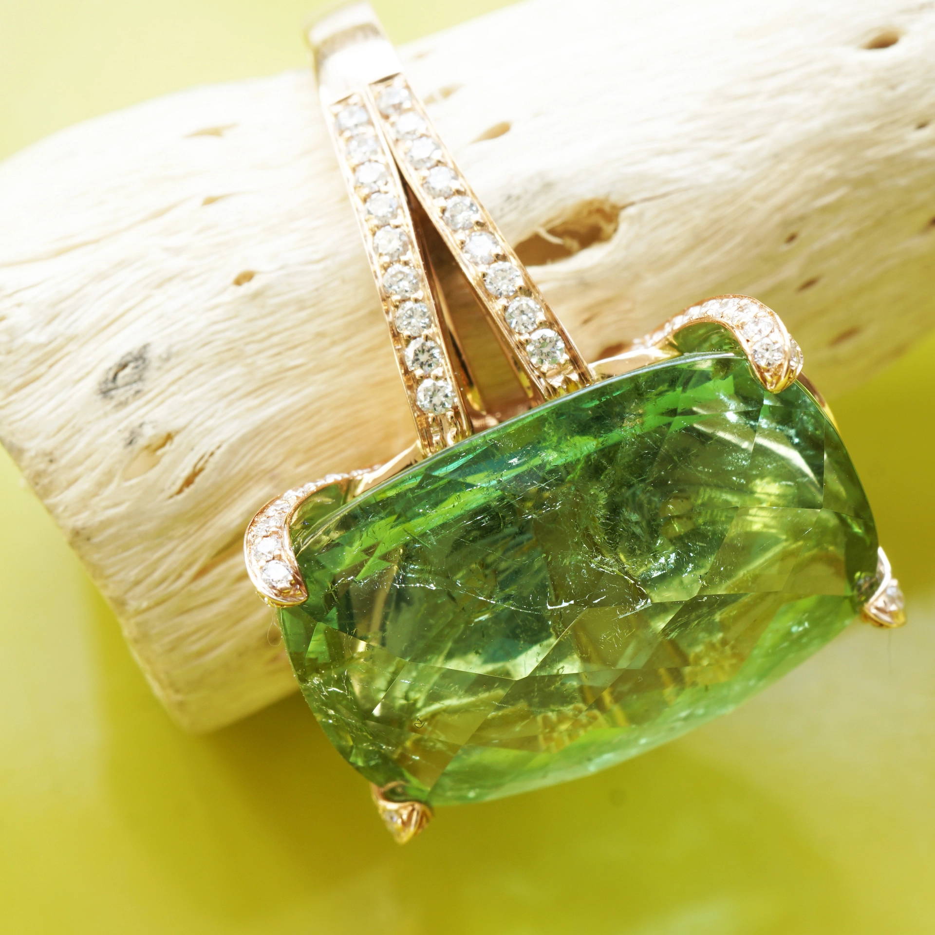 Tourmaline brilliant ring, 17.98 ct, 0.60 ct, TW VS ..... paraiba colored green huge beautiful 18 kt rose gold