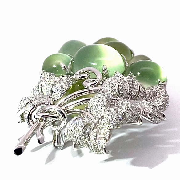 Wine Prehnite Brilliant Brooch with Pendant 750 White Gold 70 ct 2.19 ct TW / VVS-VS 