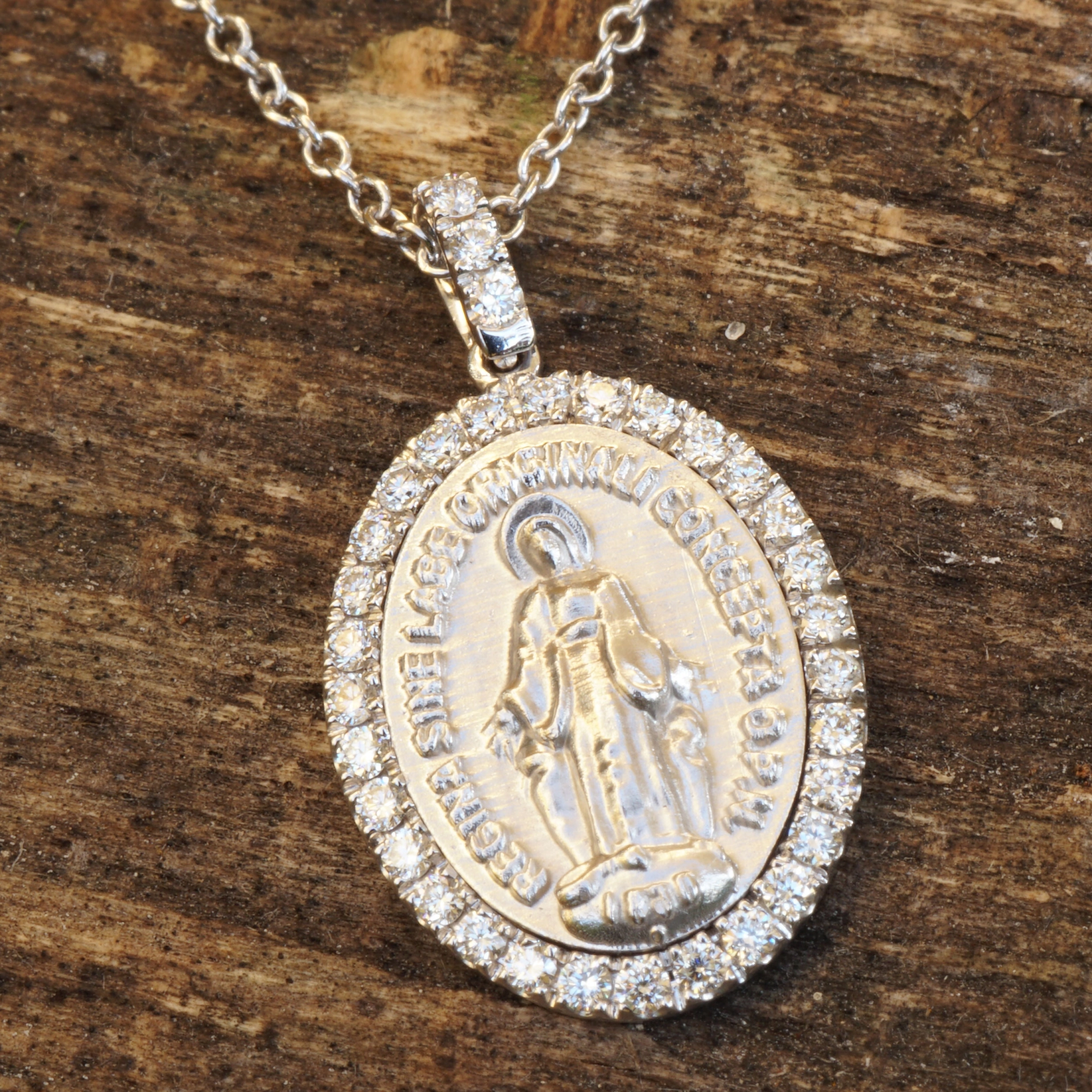 sweet madonna pendant made in italy, perfectly set in 750 white gold,