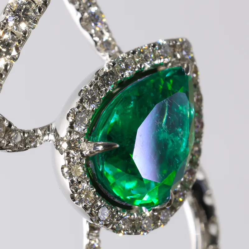 Diamond Emerald Necklace....18 kt Whitegold....bright vivid green Emeraldcolor