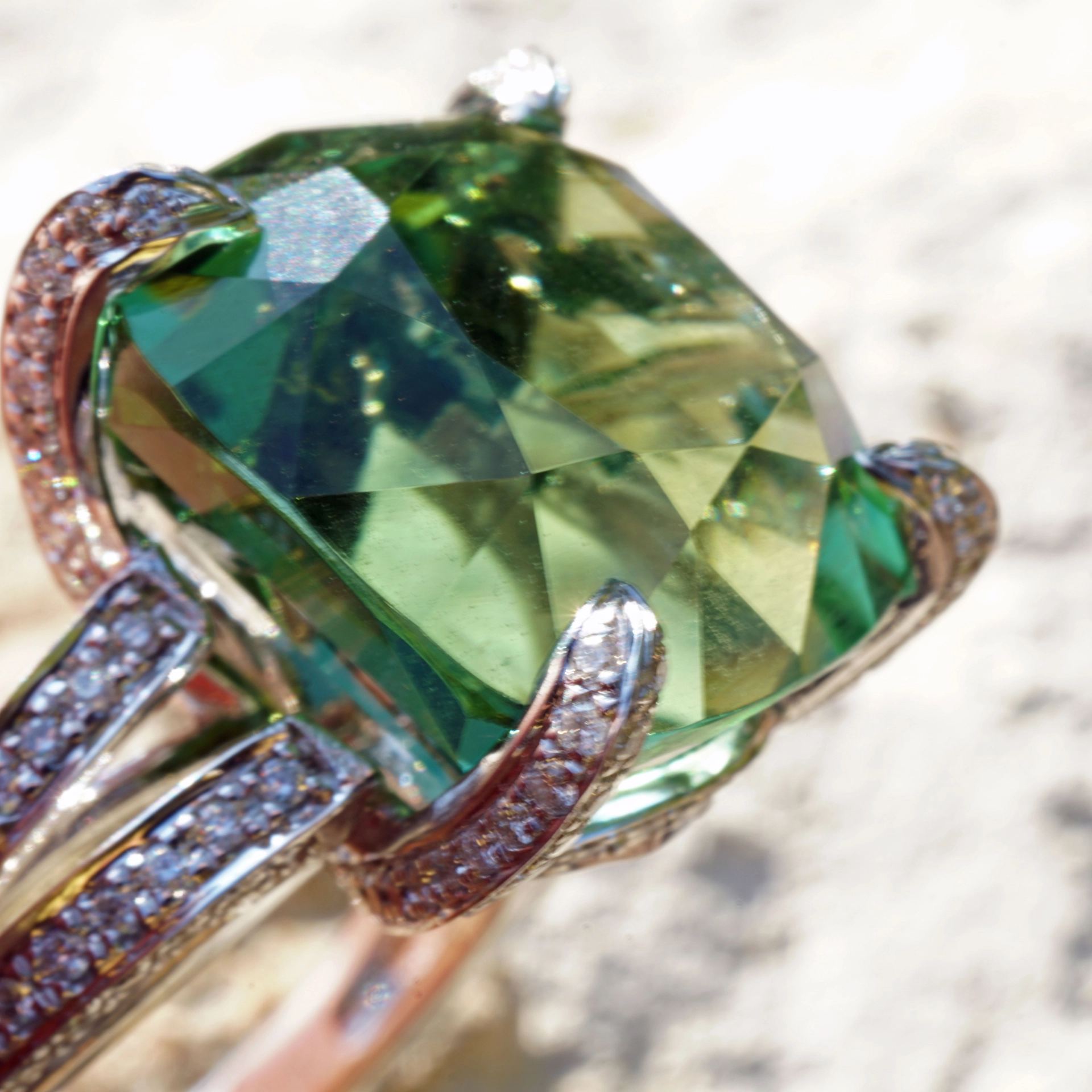 what a kind of magic...a magnific green light mint tourmalin, 14.64 ct, loupeclean