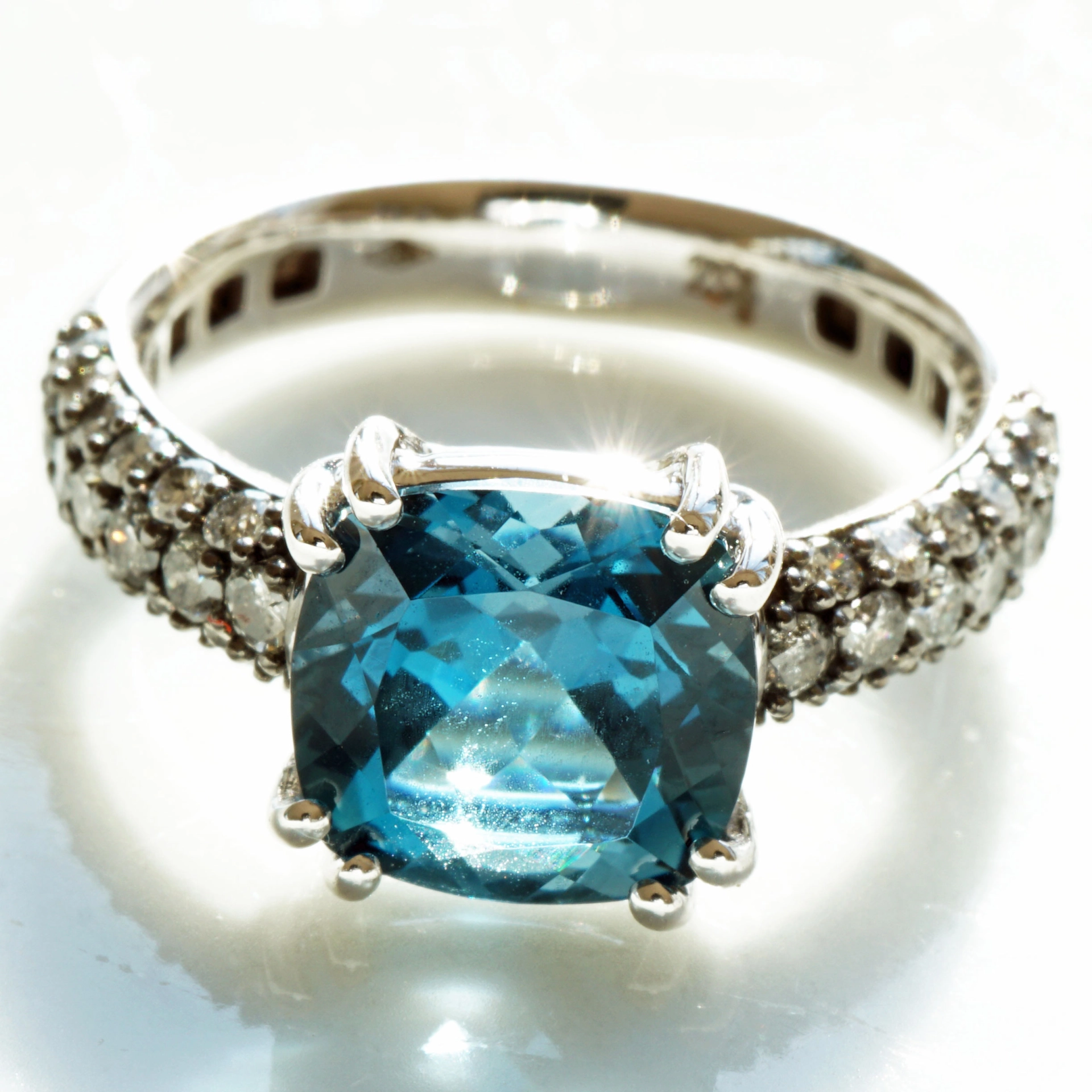 Blue and Grey....what a Cool Combination....Whitegold Ring 18 kt Topaz and Diamonds