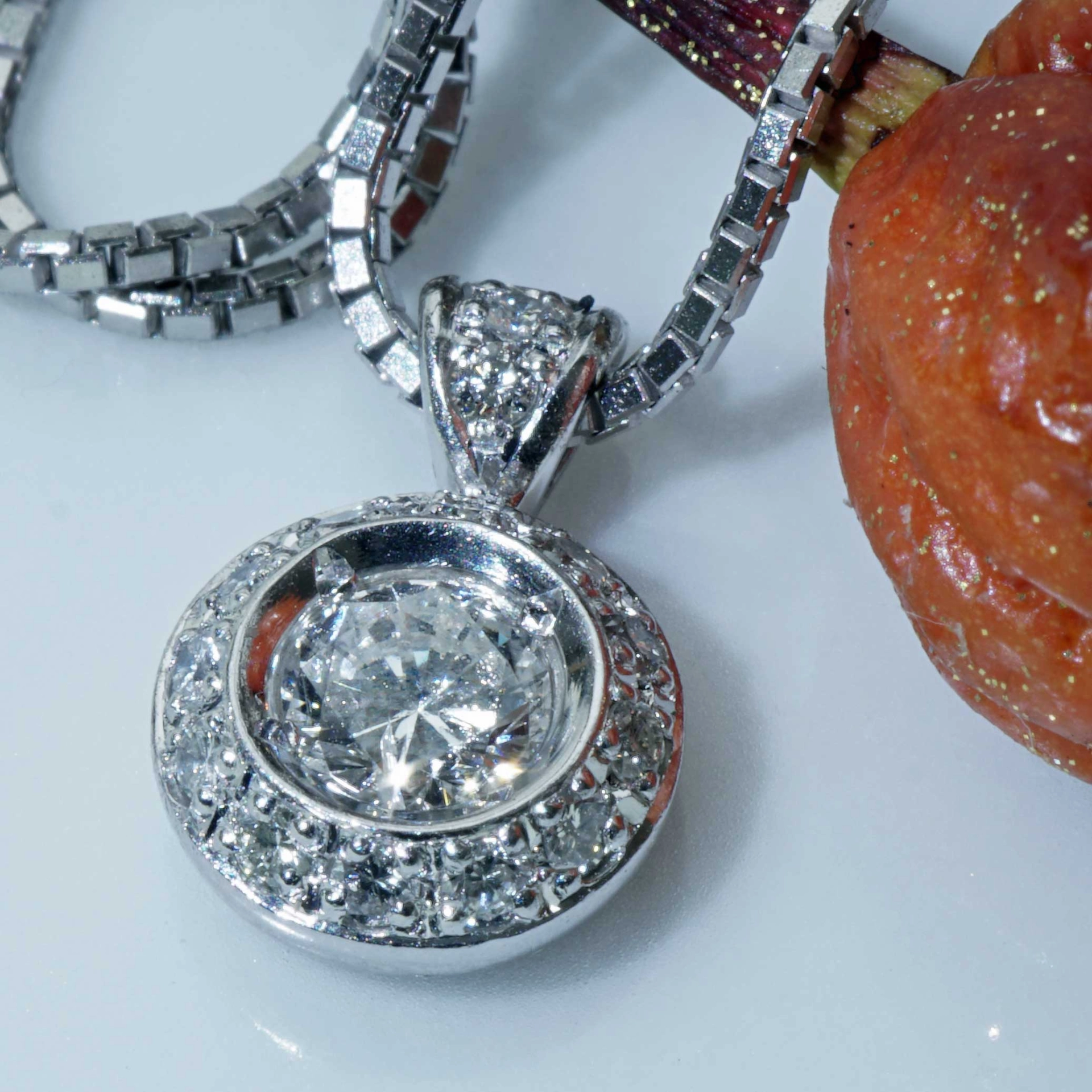 Brilliant Necklace 0.53 ct Solitaire with Halo Palladium 18 kt Whitegold