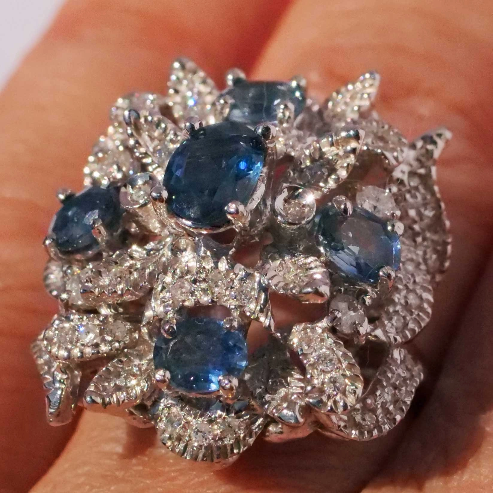 Representative Sapphire Diamond Ring of a special kind 18 kt White Gold 21 x 21 mm