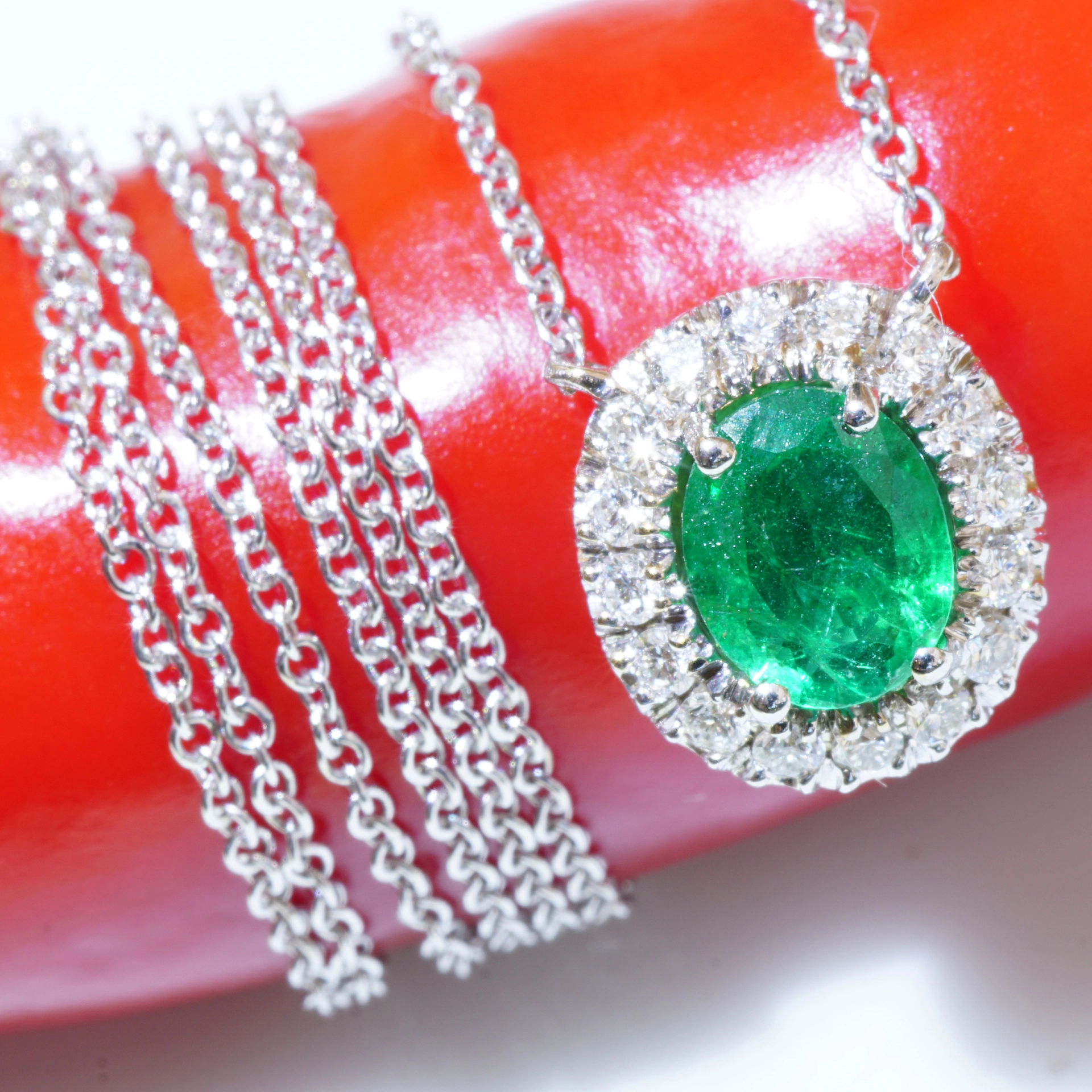 Diamond Emerald Necklace....18 kt Whitegold....bright green Emeraldcolor