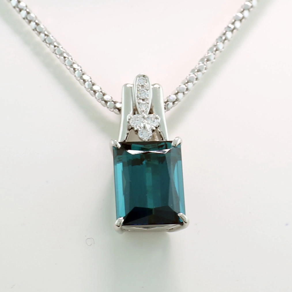 Blauer Turmalin Indigolith Anhänger mit Kette 900er-Platin 6.40 ct 0.12 ct