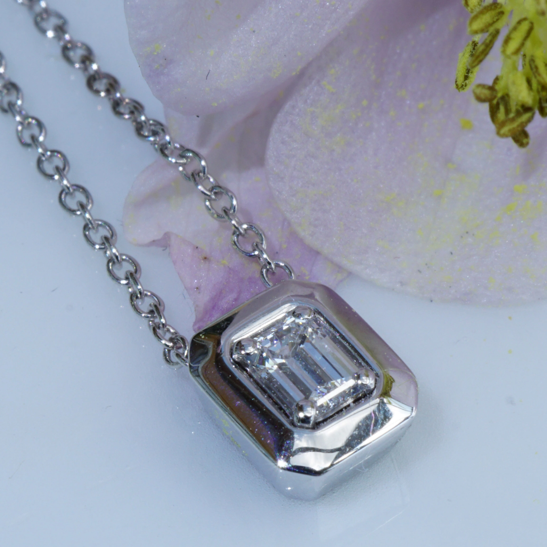 Diamond Emeraldcut Necklace GIA Certificate 0.30 ct River E VVS 18kt Whitegold