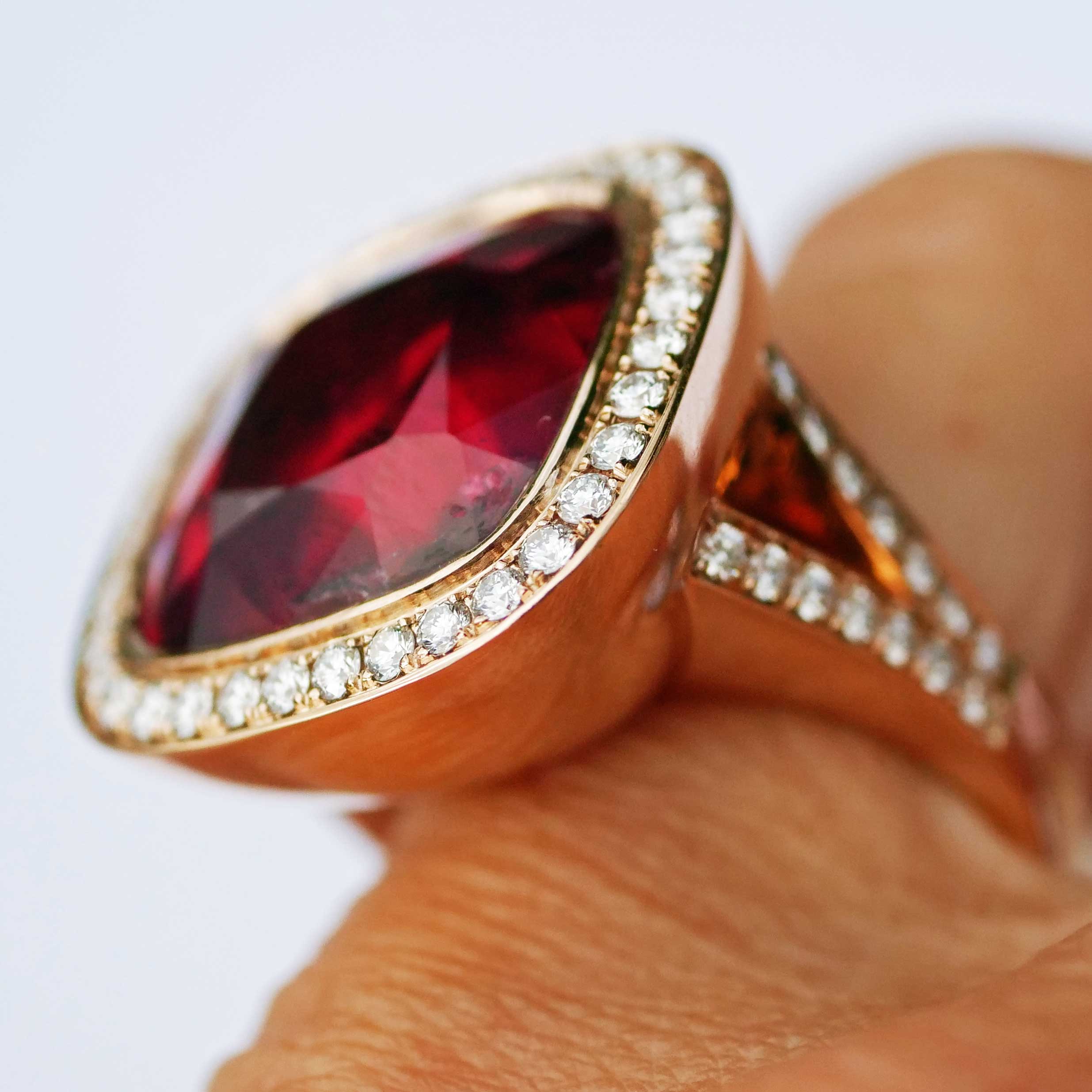 Rare Rubellite Brilliant Ring from Afghanistan 23.10 ct red-pink Exception of Luminosity AAA+