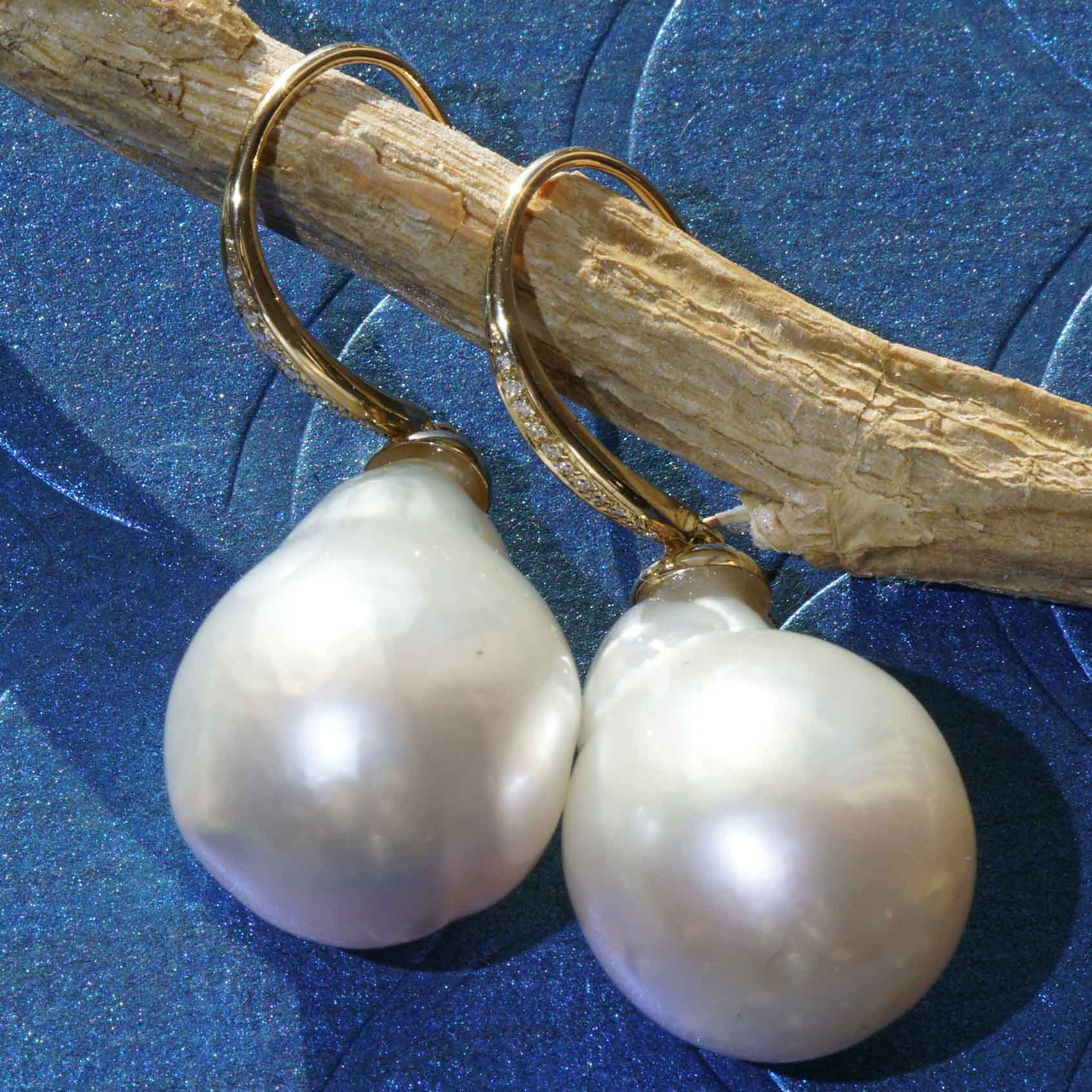 White South Sea Cultured Pearl Diamond Drop Drop Earrings Baroque 20 x 13.5 mm 585 Yellow Gold