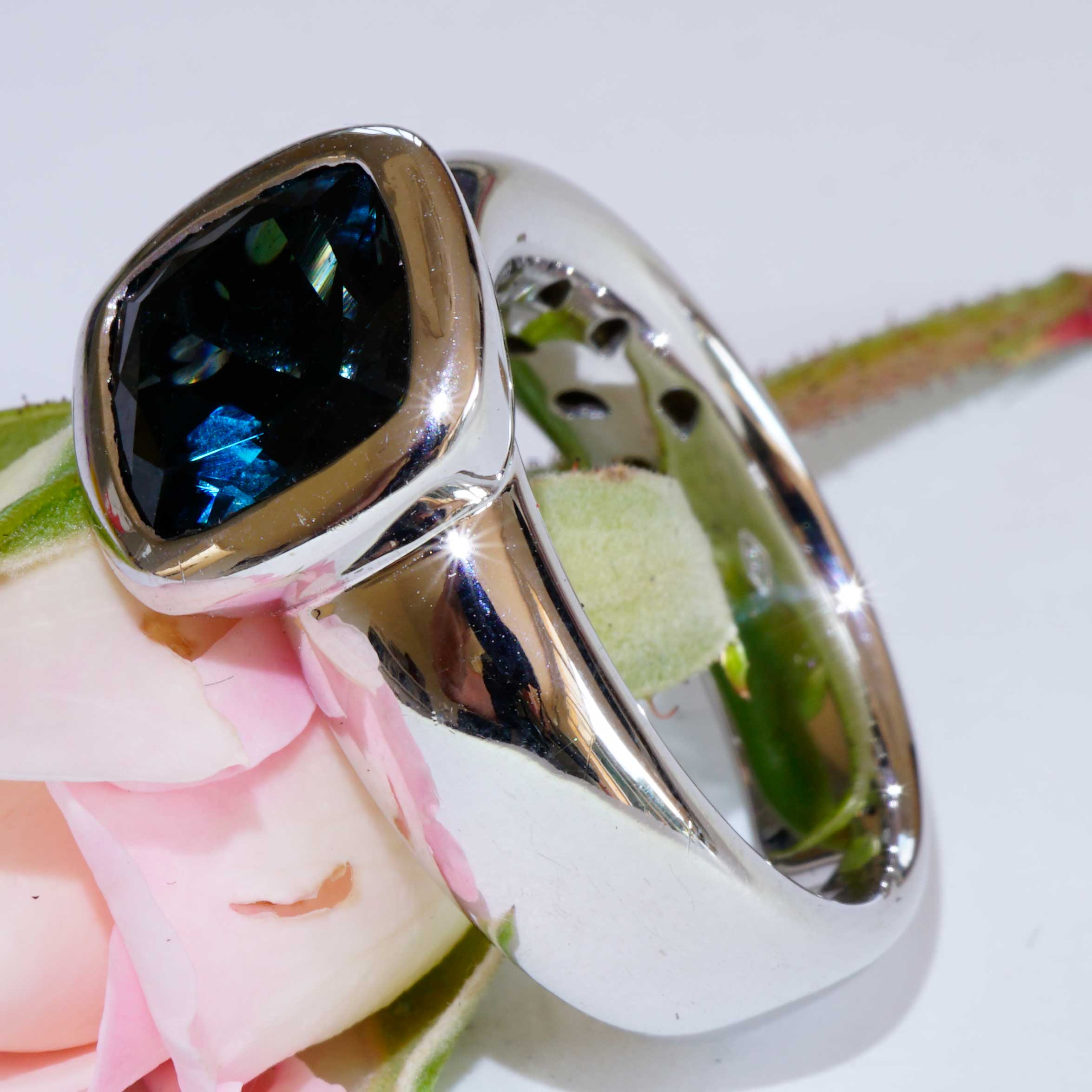 London Blue Topaz Ring 750 White Gold Valenza..... bella Italia.... small Cardinal Ring... so trendy