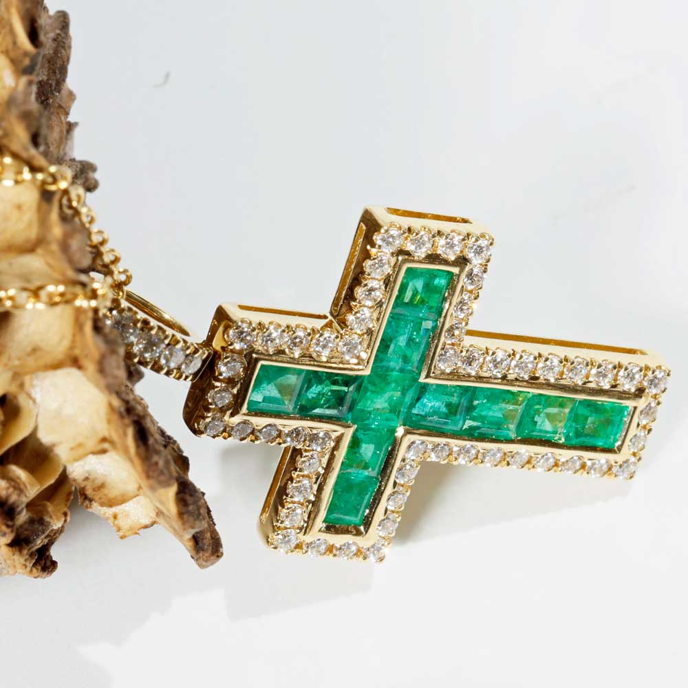 Bright Green AAA+ Panshir Emerald Brilliant Cross with Chain in 750 Yellow Gold - 0.98 ct 0.38 ct TW VS