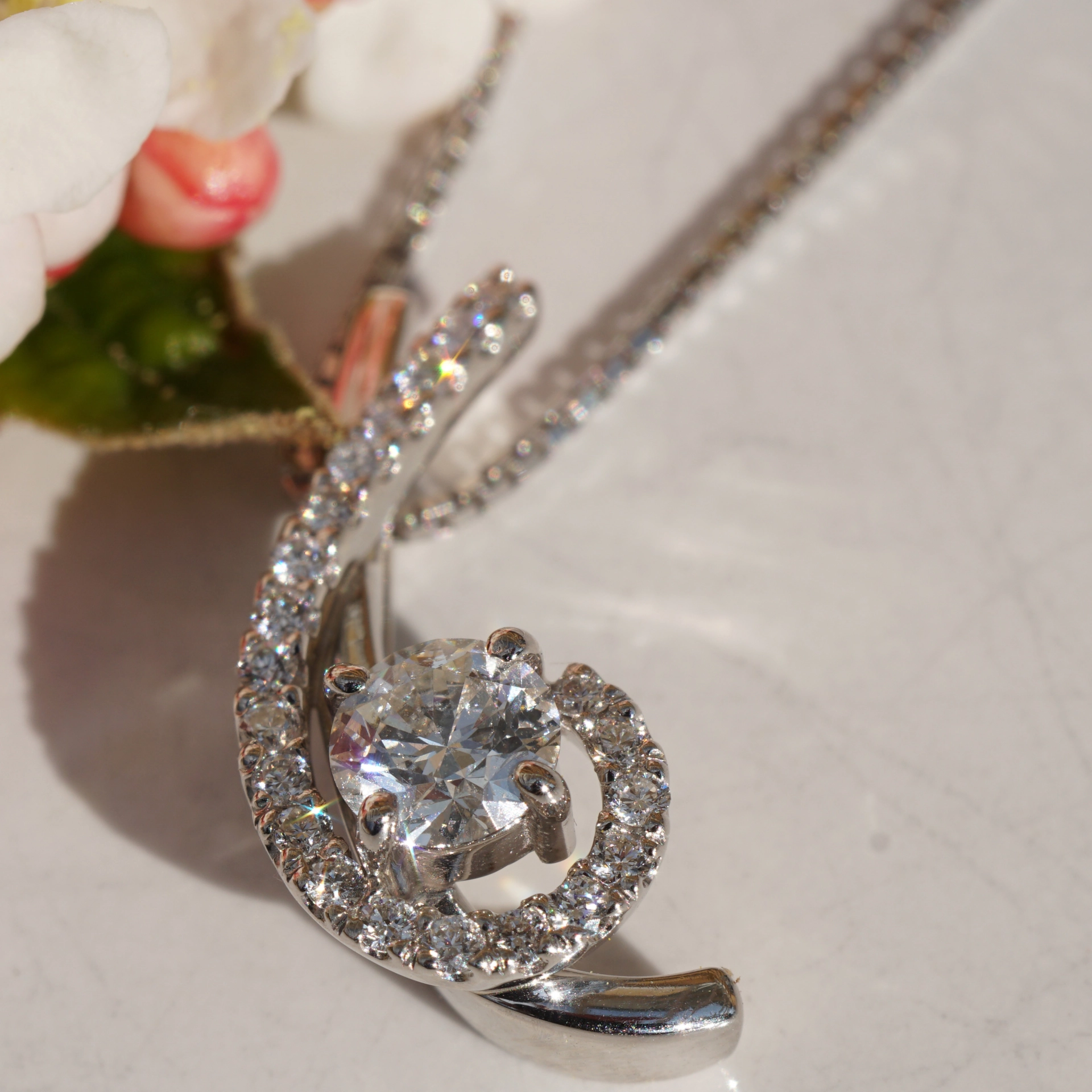 Brilliant Pendant with Chain 0.318 ct 0.14 ct W SI 18.5 x 8 mm 900 Platinum