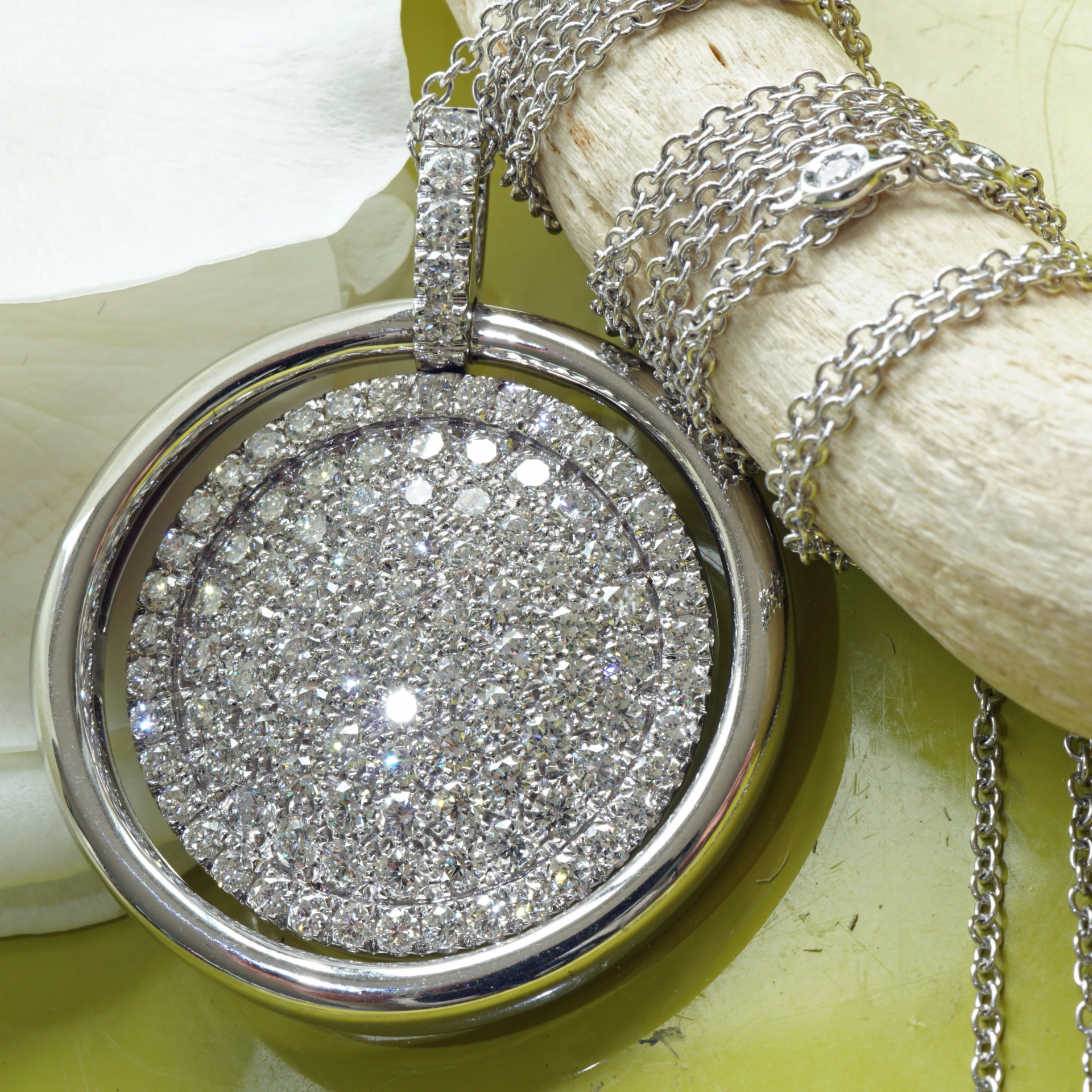 High Quality of Diamonds and a Special Workmanship makes a marvelous Piece of Jewelry