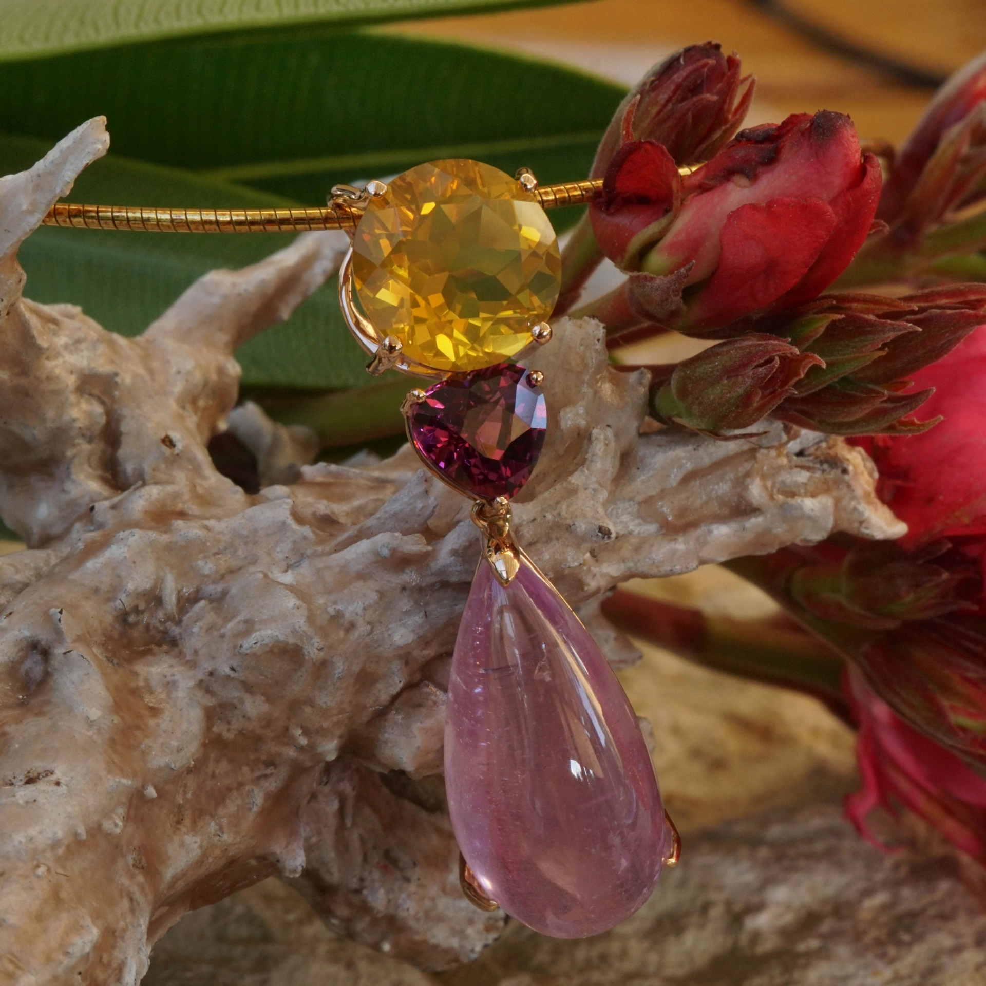 Violetter Granat Kunzit Feueropal Anhänger 750er Rosegold Flower Inspiration