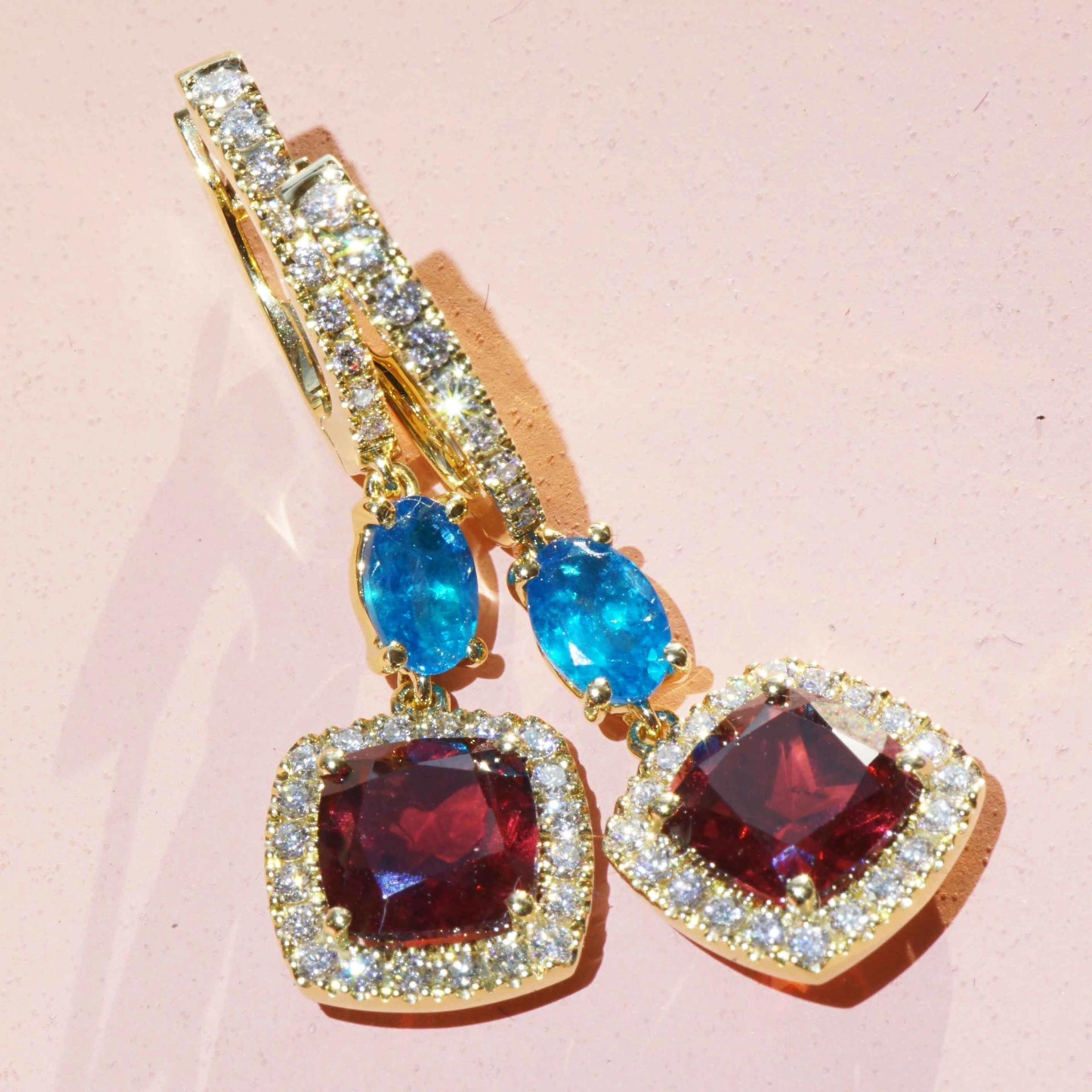 Neon blue paraibacolored Apatite and deepred Garnet Earrings 18 kt Jewellery 