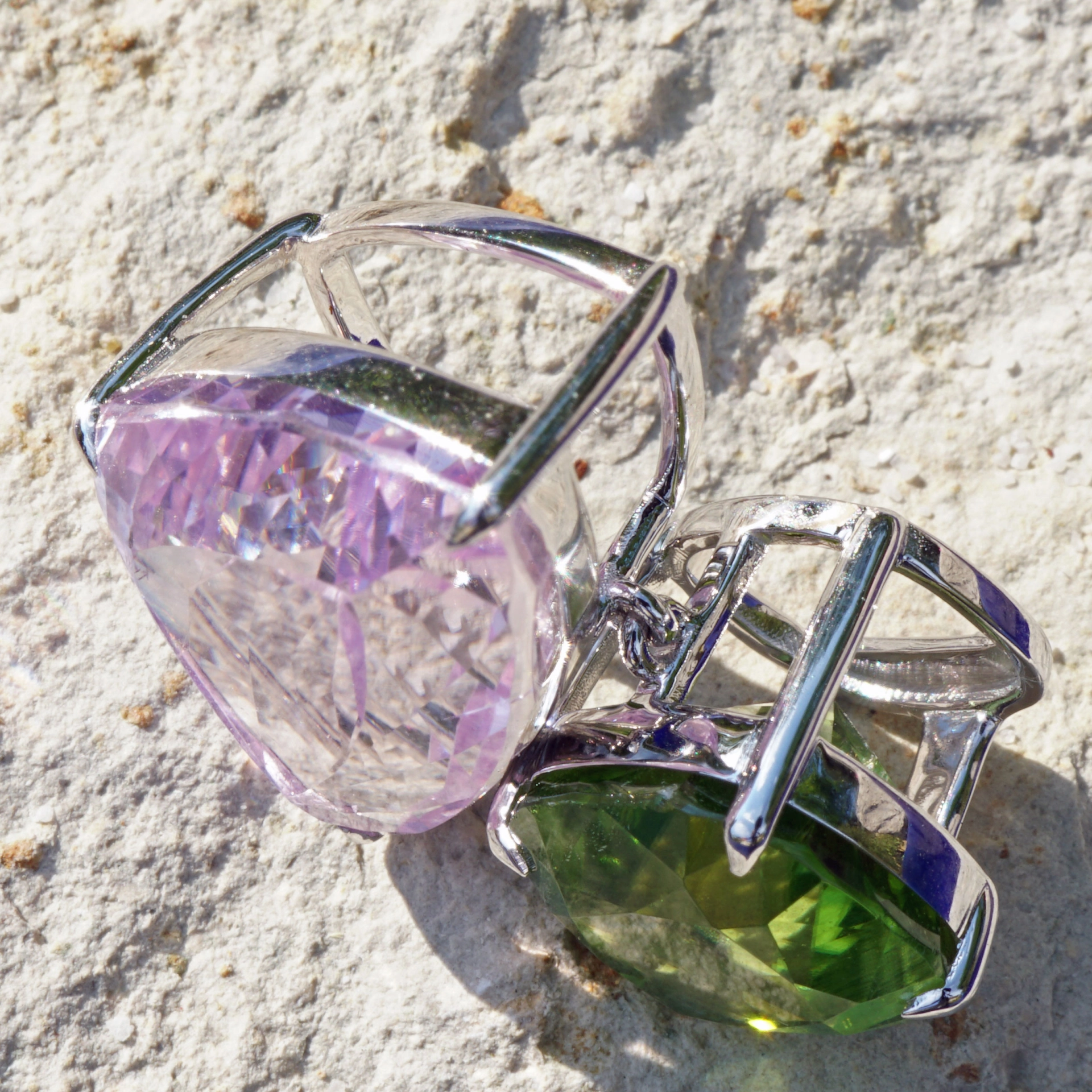 Pendant with mint green peridot of 11 x 10 mm, 6.62 ct, AAA, Afghanistan, cushion shape, and  pink bluish kunzite of 20 x 30 mm