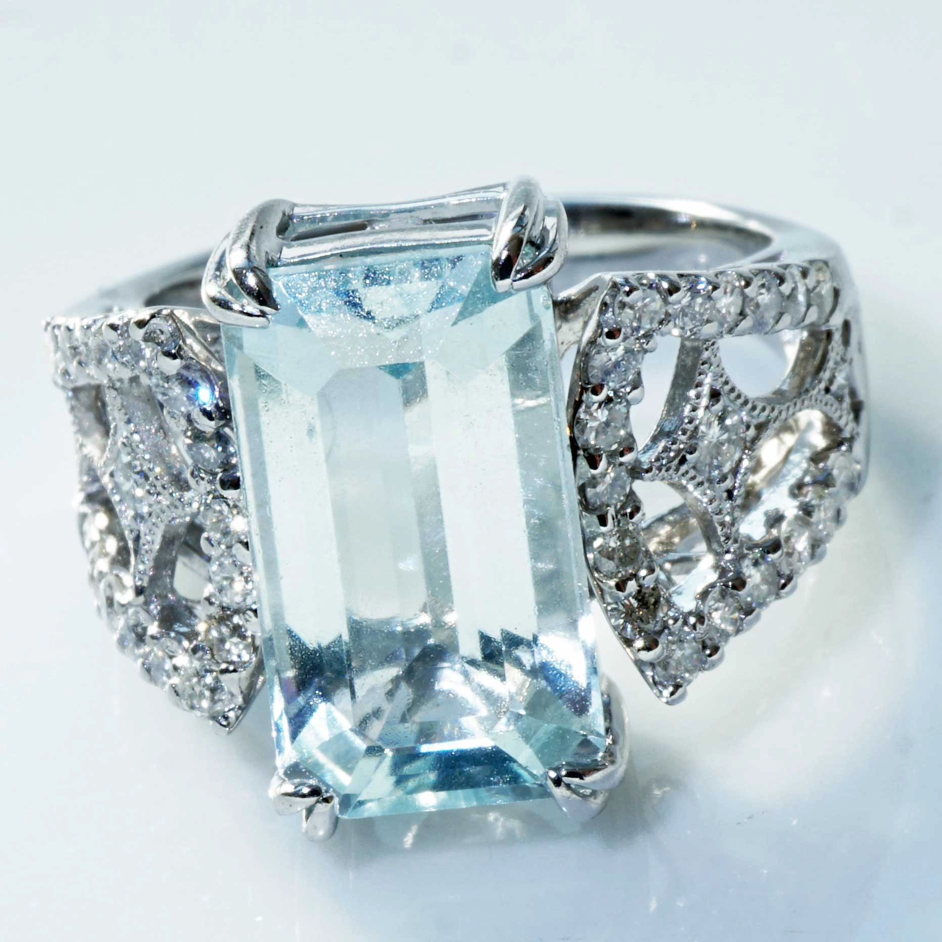 Aquamarin Brilliant Ring 900 Platinum 4.40 0.52  ct...so elaborately designed