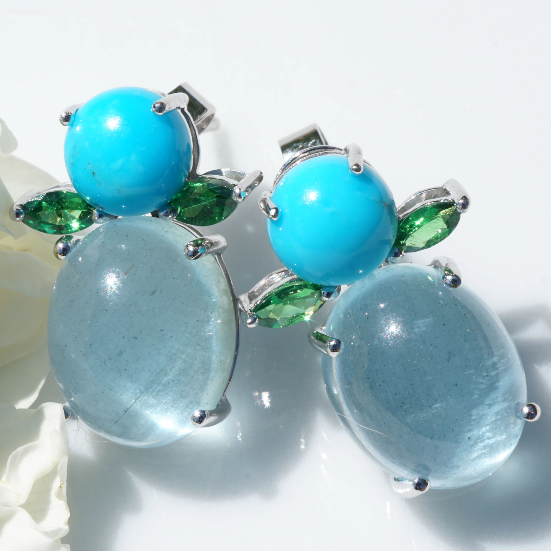 Aquamarin Turqouise Dematoid Earrings 18 kt Whitegold .....little Angels