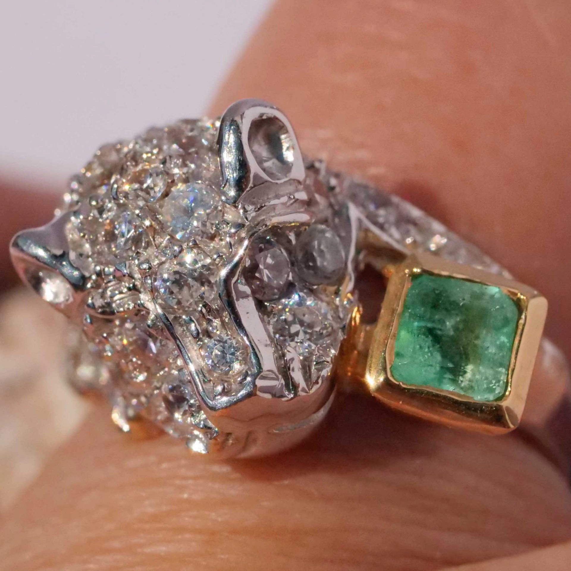 Emerald big Cat Ring 18 kt White Gold 0.25 ct beautifully designed