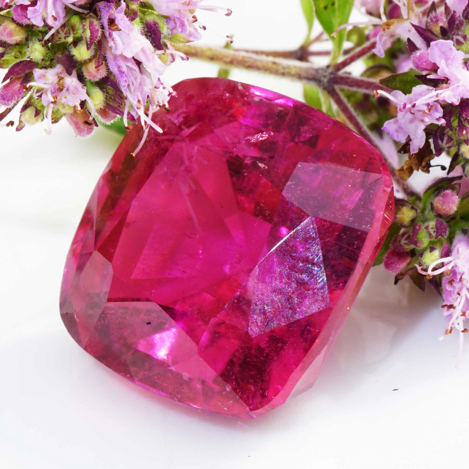 Rare Rubellite from Afghanistan 23.10 ct red-pink Exception of Luminosity AAA+