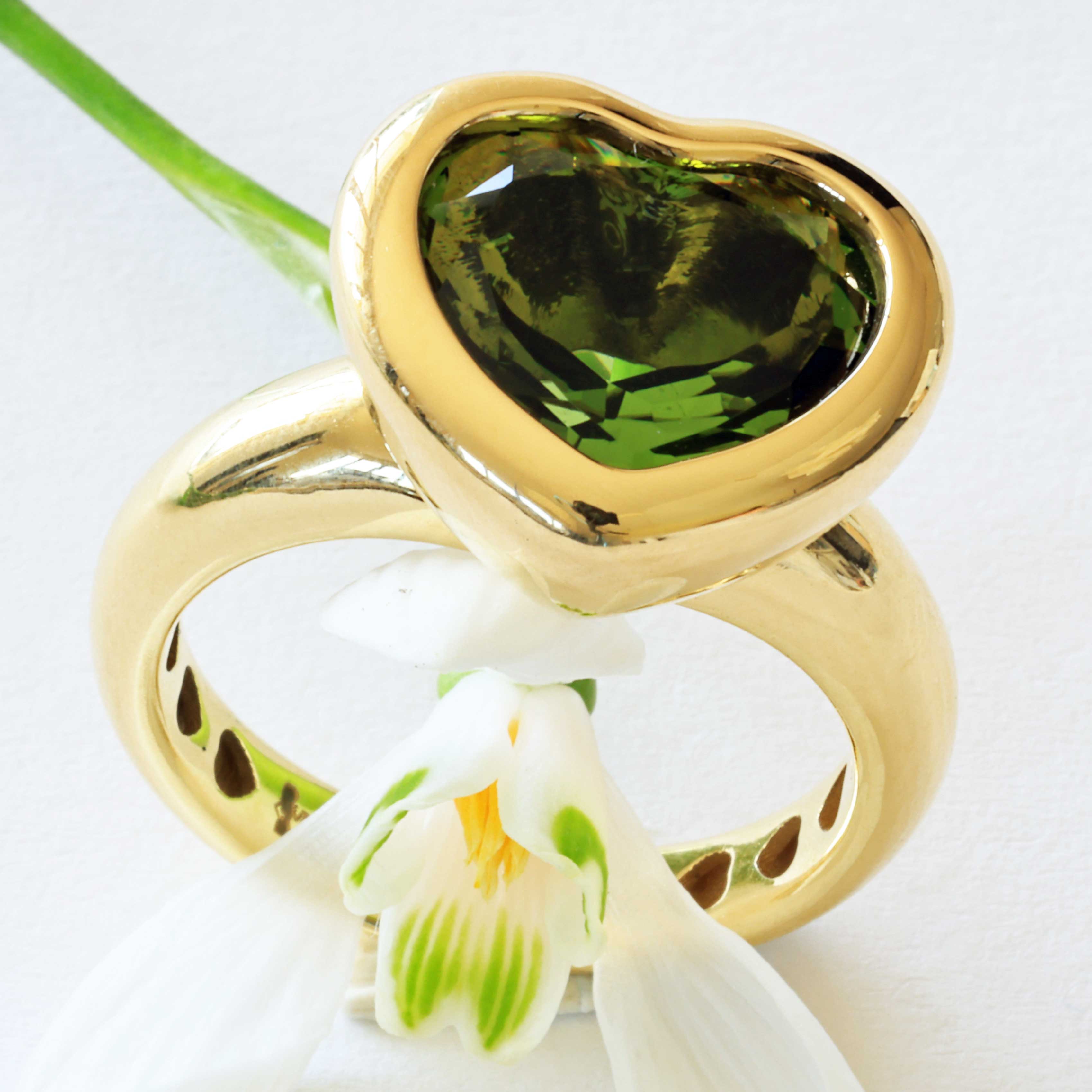 Peridot Heart Ring 750 Yellow Gold made in Valenza... a green modern Heart Ring in solid Gold