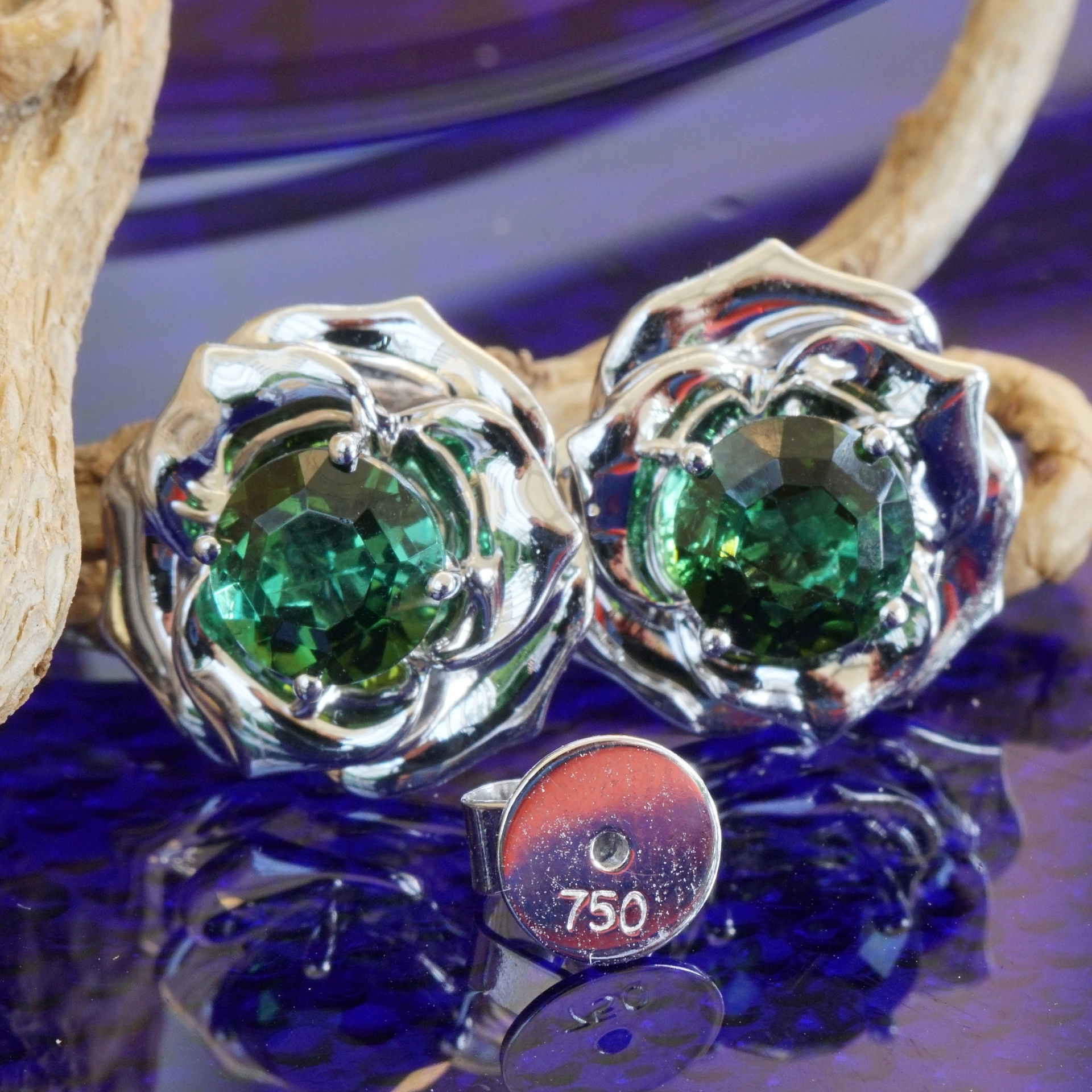 Tourmaline Earstuds 18 kt Whitegold......Amazing Color