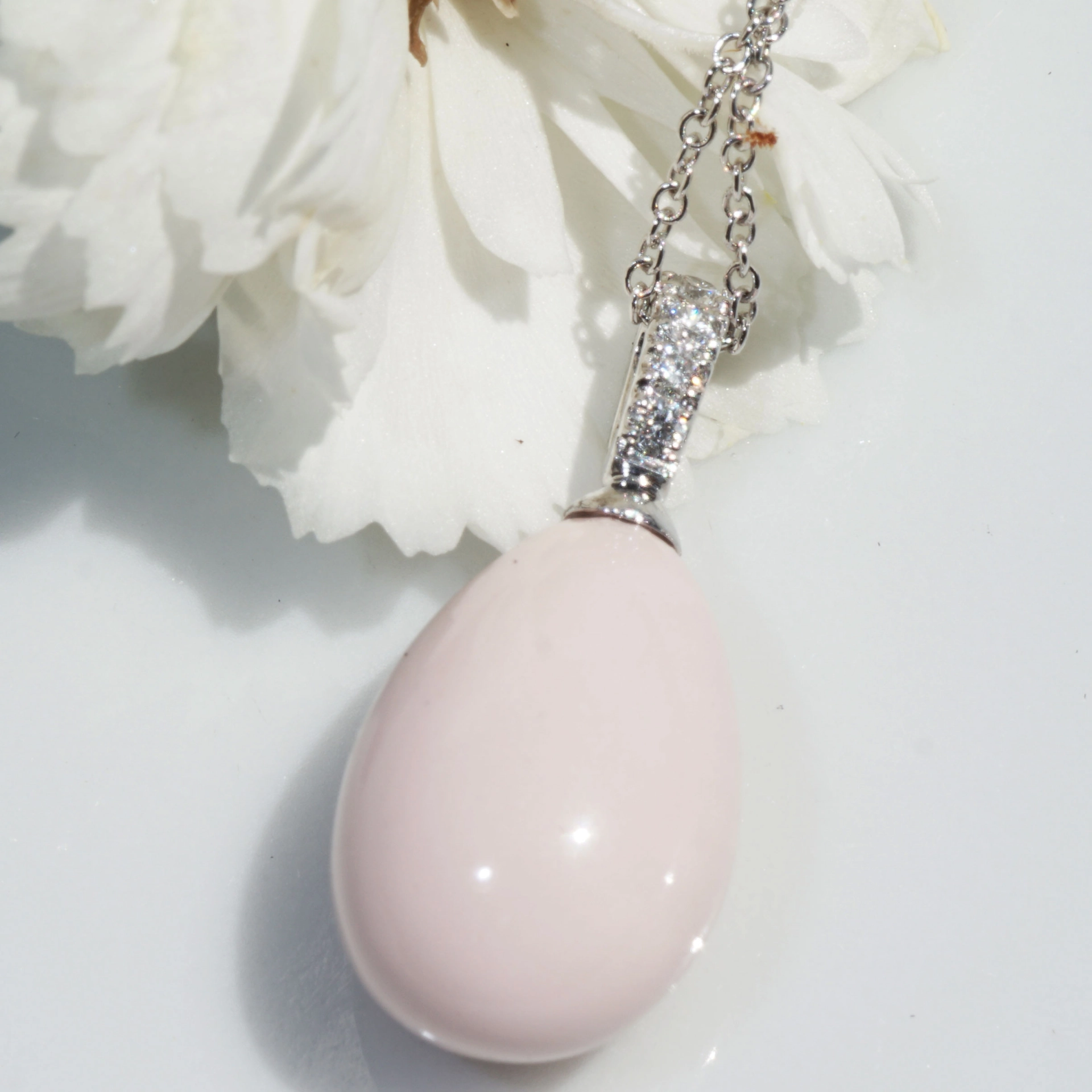 Fine Angel Skin Drop Brilliant Pendant with Chain 18 kt White Gold...sooo elegant