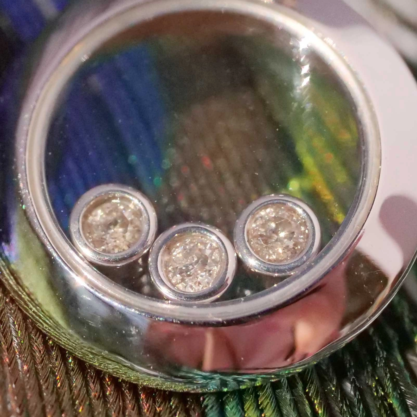 Pendant in 750 White Gold with movable full-cut Diamonds....Eye Catcher